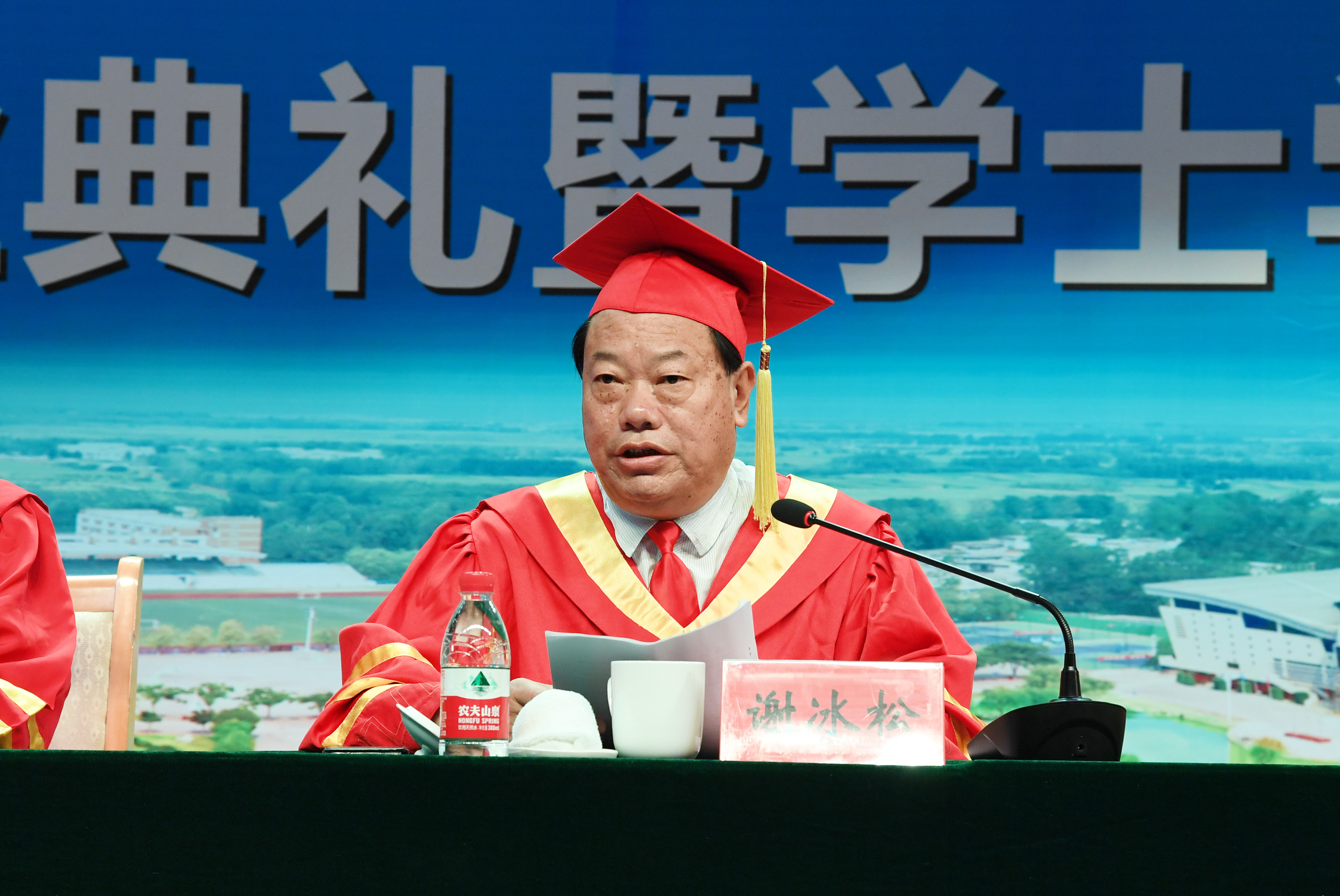 5副校长谢冰松宣读《350vip8888新葡的京集团关于表彰2017年优秀应届毕业生的决定》.JPG