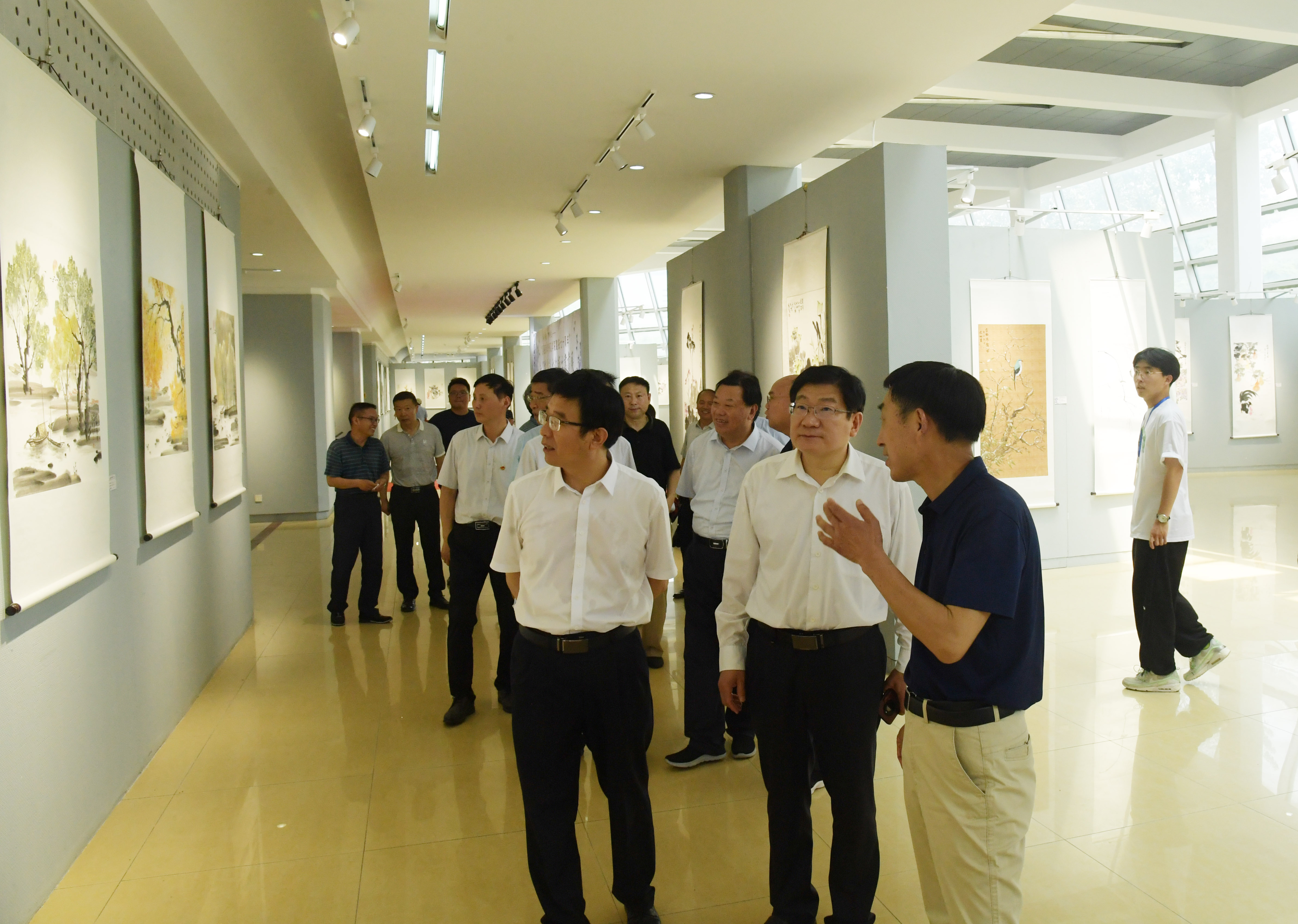 4.参观书画展.jpg
