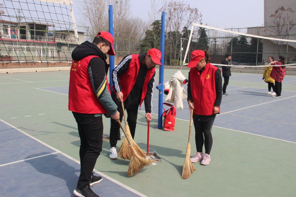体育学院开展雷锋美化校园志愿活动.jpg