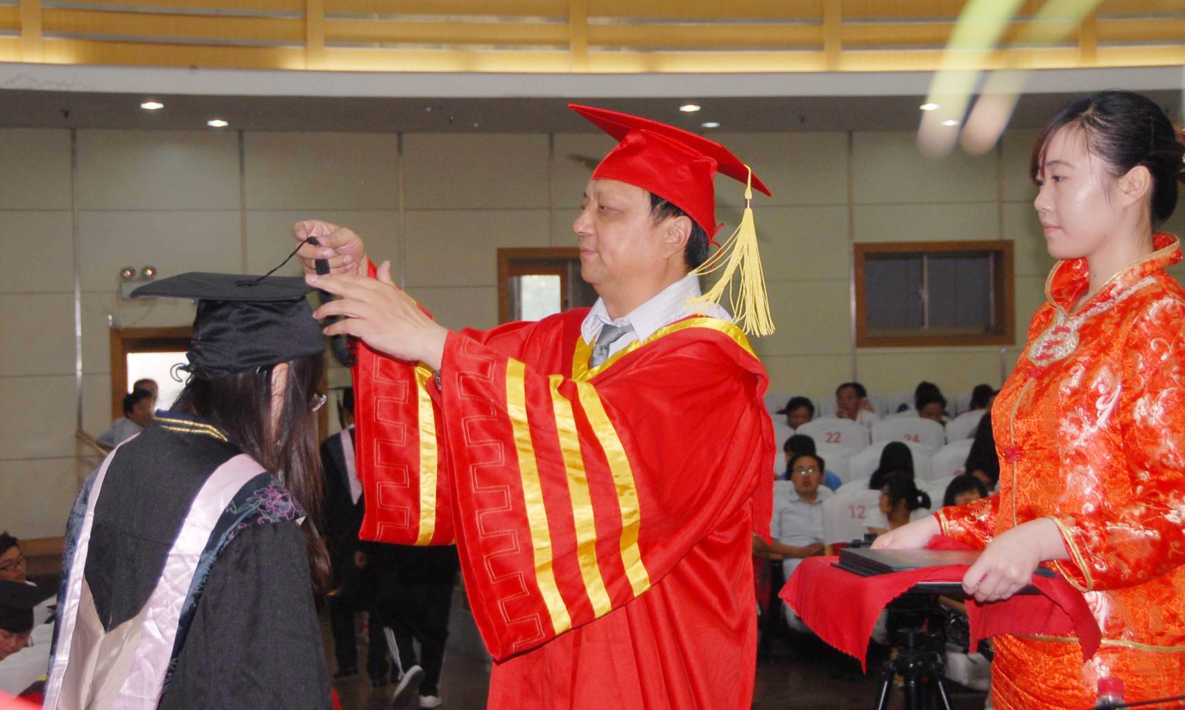3校学位委员会主席、校长王利亚为优秀毕业生颁发学士学位证书，拨正流苏。.jpg
