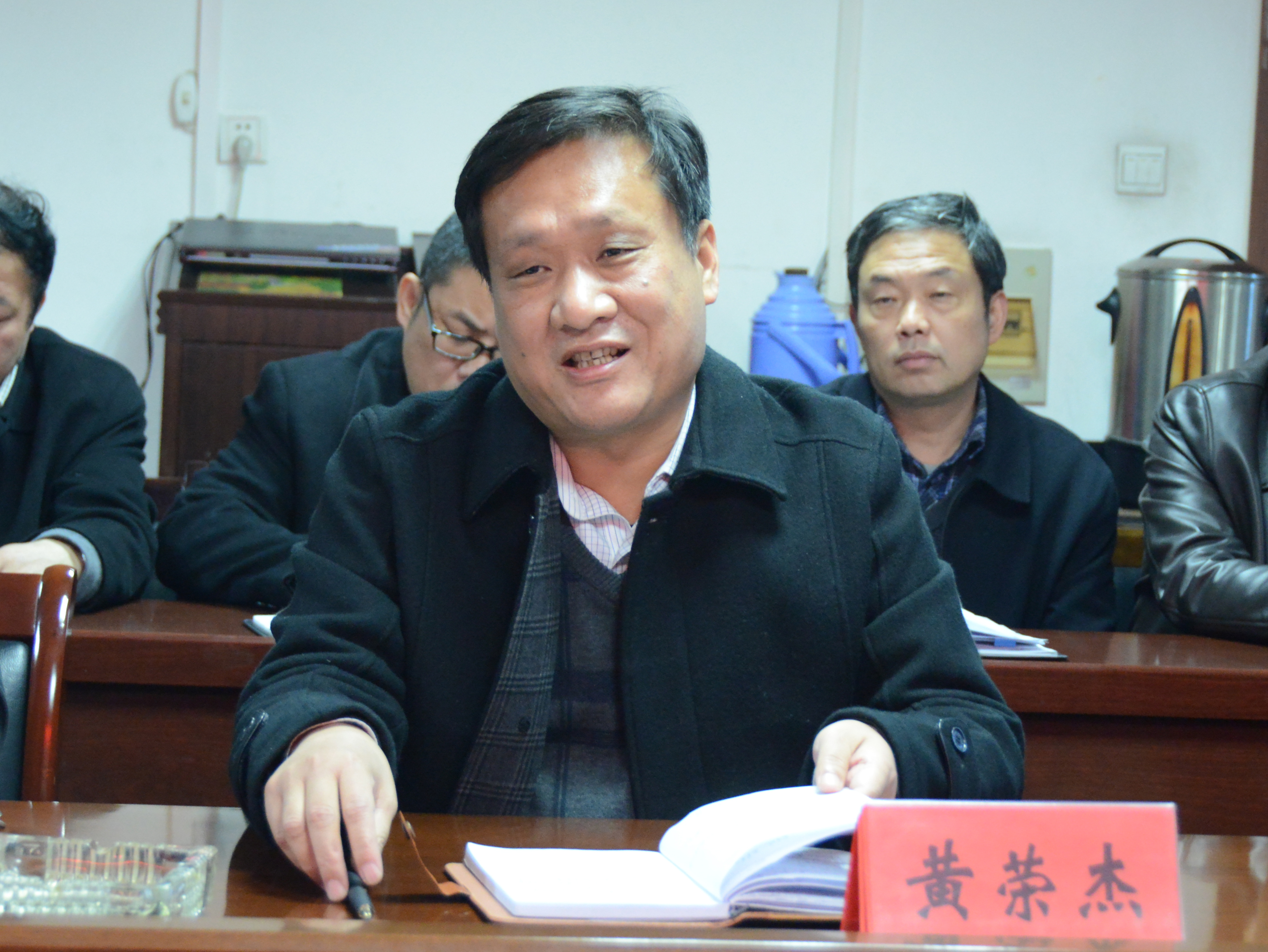3 党委书记黄荣杰向专家组汇报新葡的京官网大学生思想政治教育工作情况.JPG