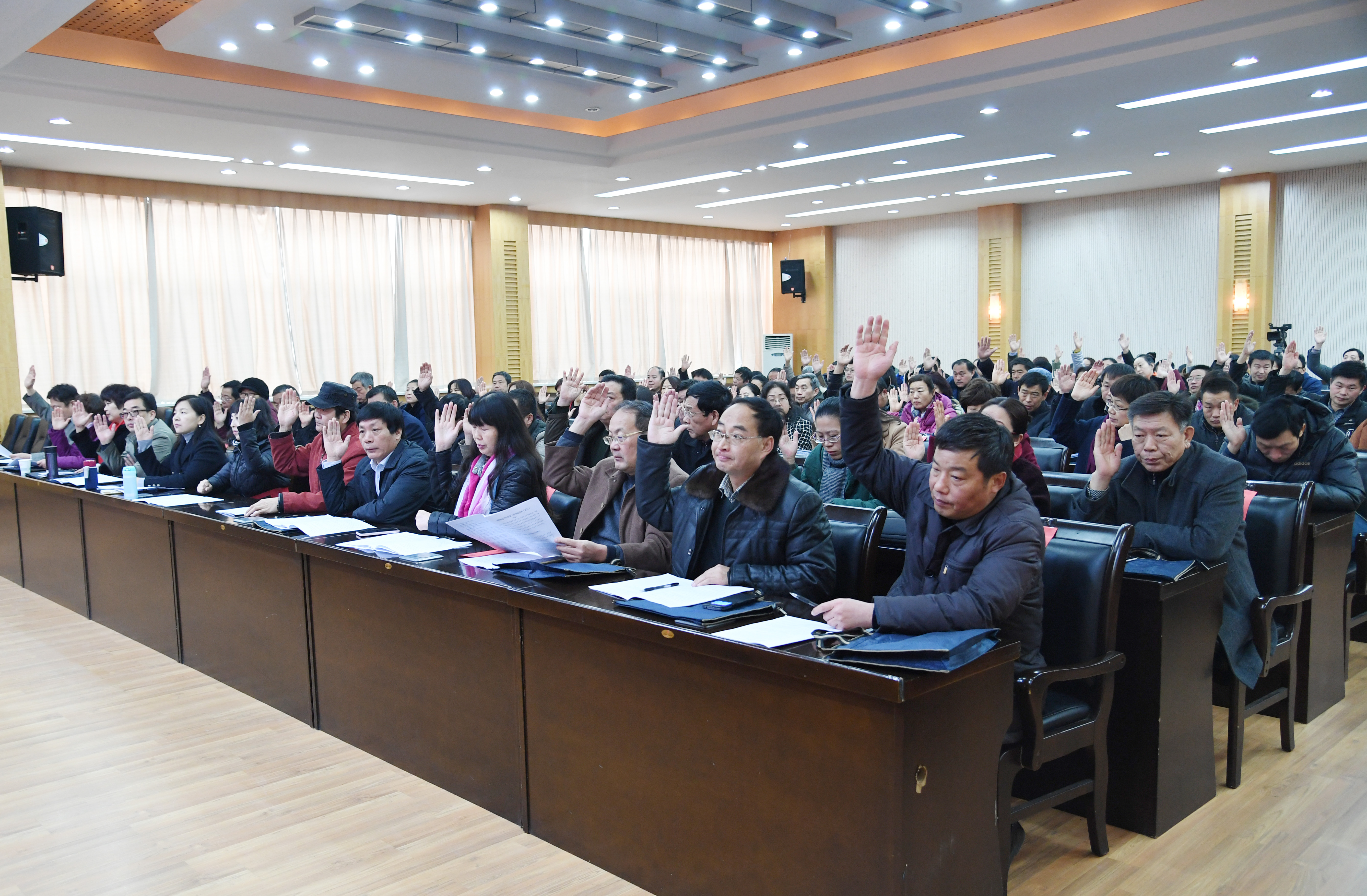 8全体与会代表表决通过《350vip8888新葡的京集团绩效工资分配方案（试行）》（草案）和会议决议.jpg