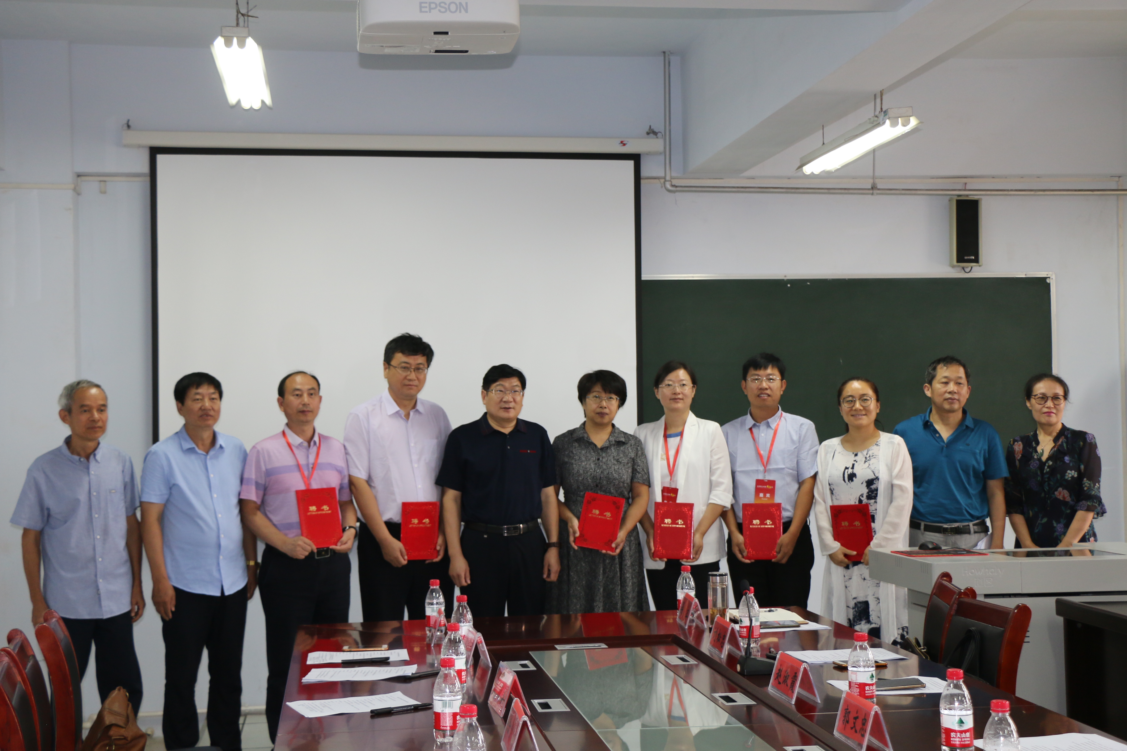 1 卢志文校长颁发特聘教授聘书.jpg