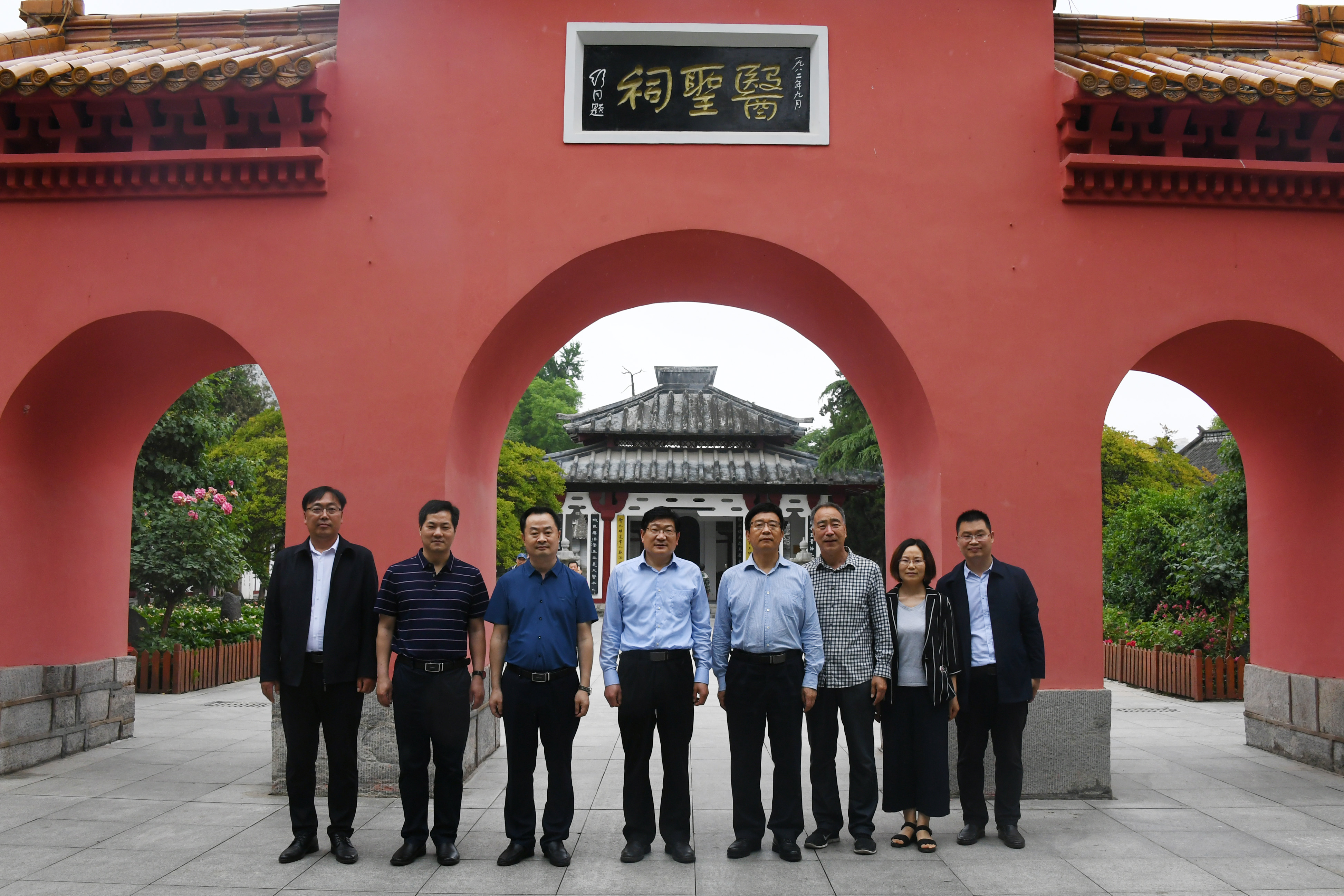 2校领导一行在南阳医圣祠 .jpg