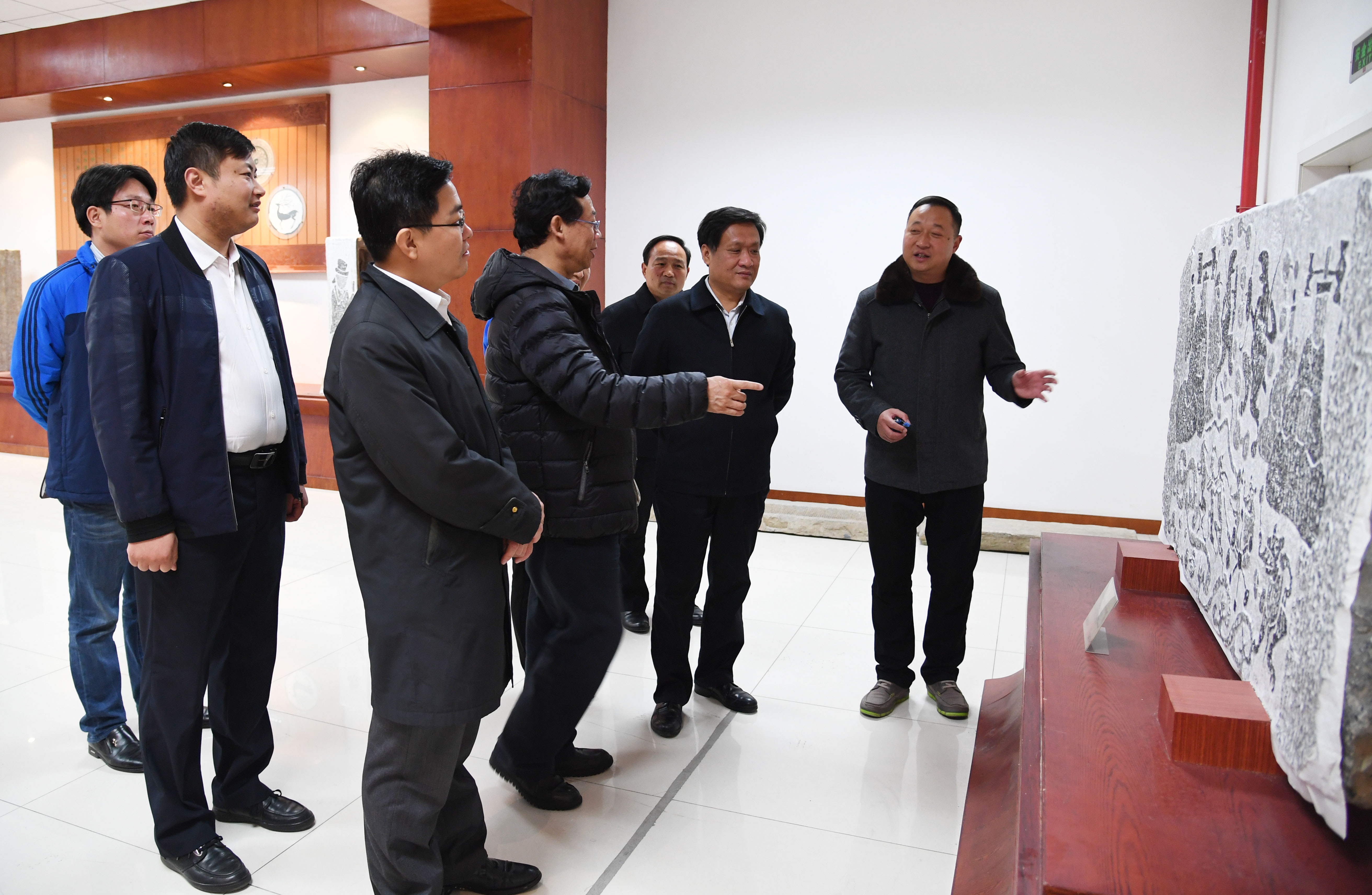 3李家华一行参观新葡的京官网特色馆藏.JPG
