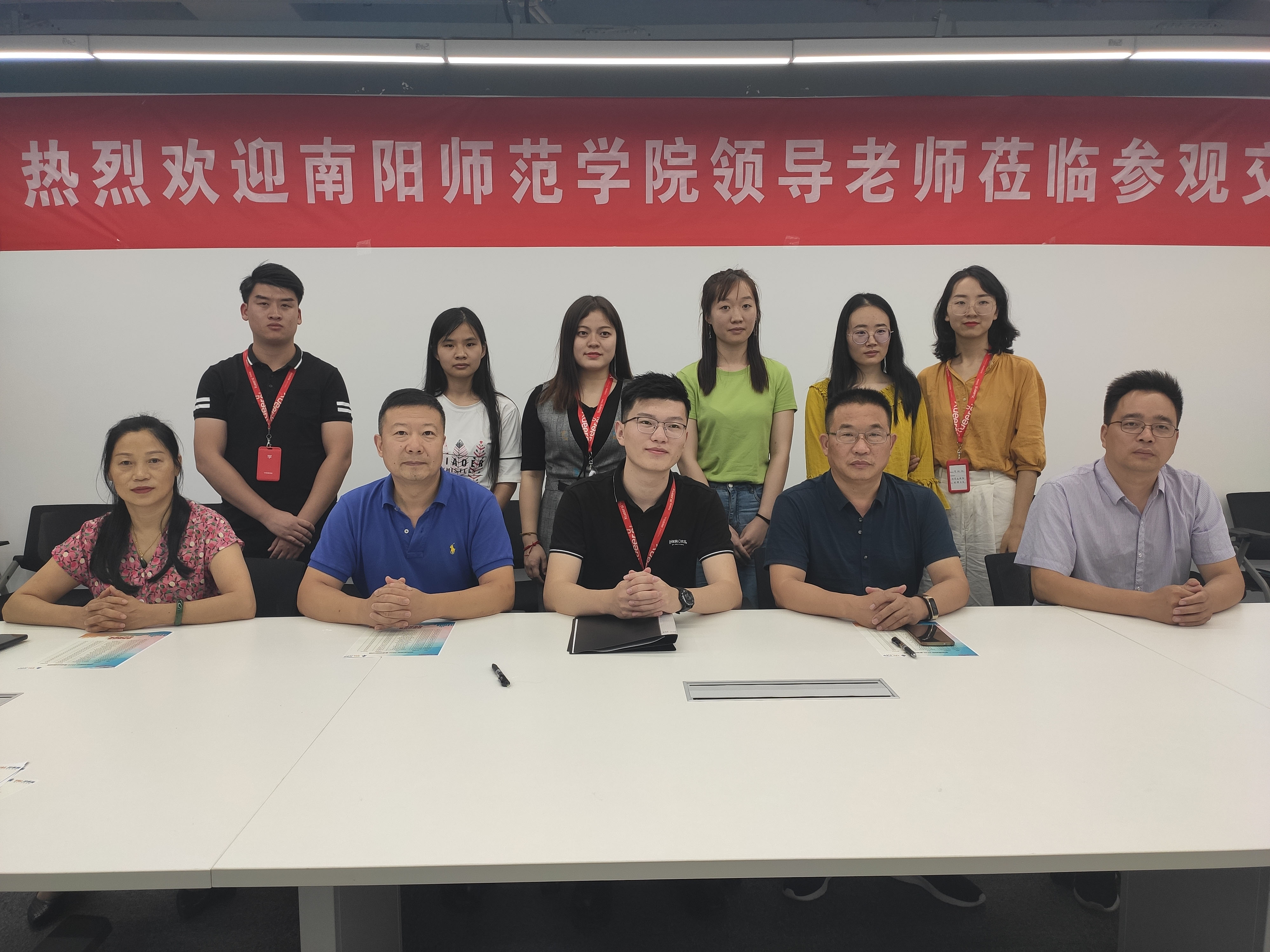 3.在学而思网校与新葡的京官网部分毕业生合影.jpg
