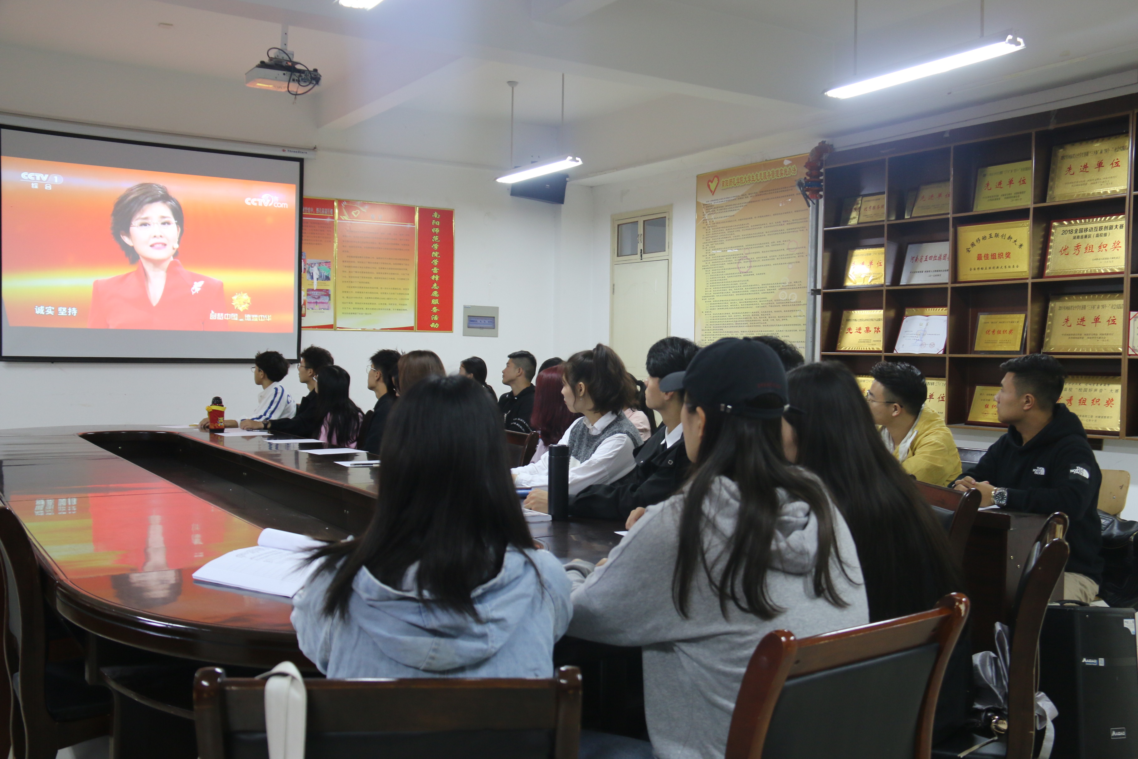 校团委组织收看全国道德模范颁奖仪式.JPG