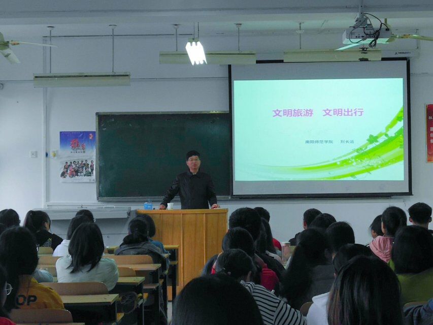 2.马克思主义学院举办理想信念报告会2.jpg