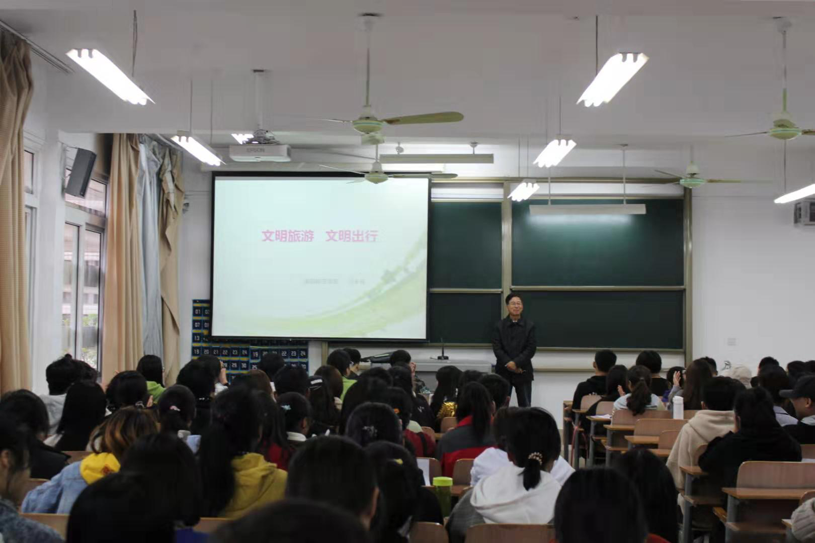 2.美术与艺术设计学院举办理想信念报告会2.jpg