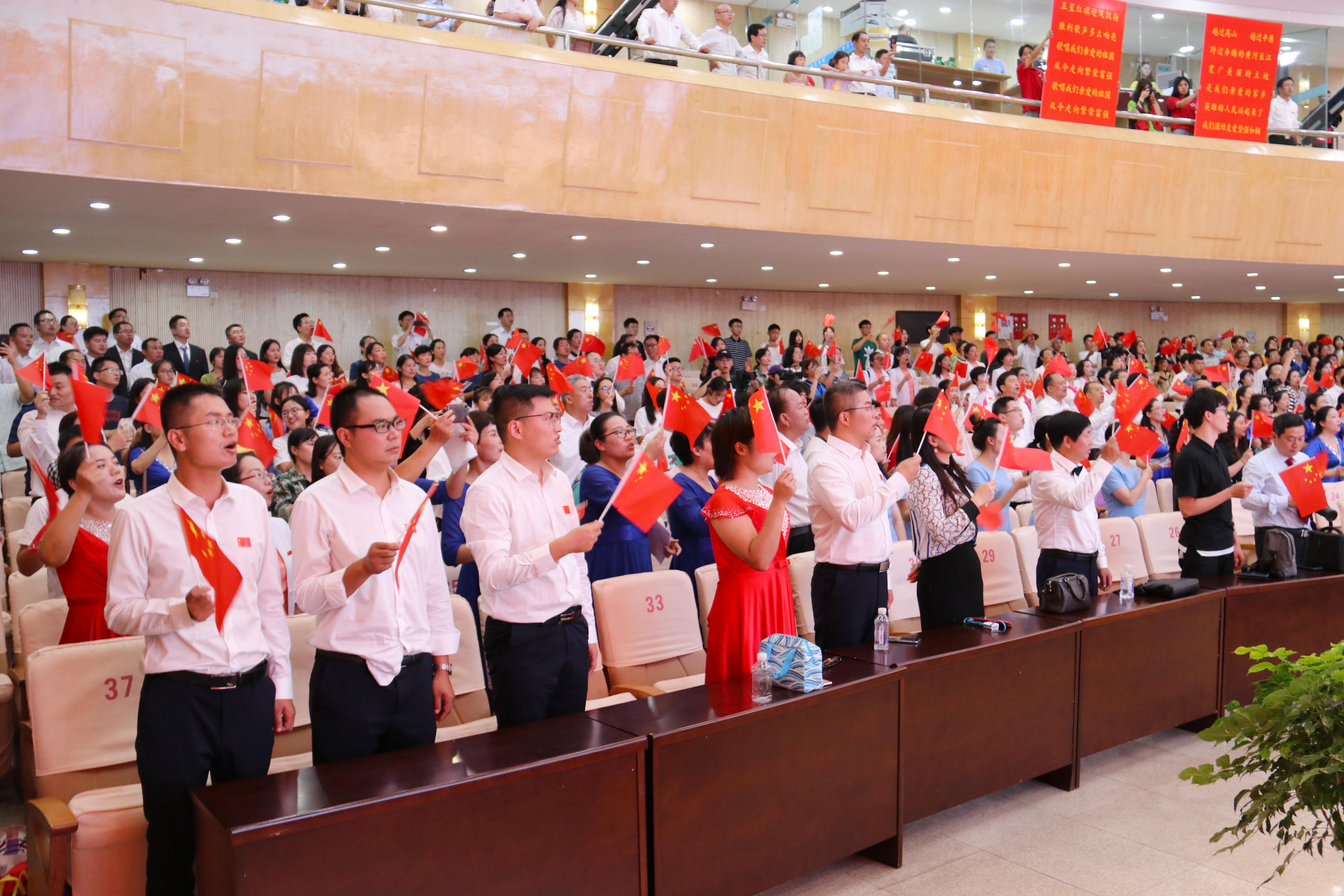 17全体校领导与全体教职工合唱《歌唱祖国》 .JPG