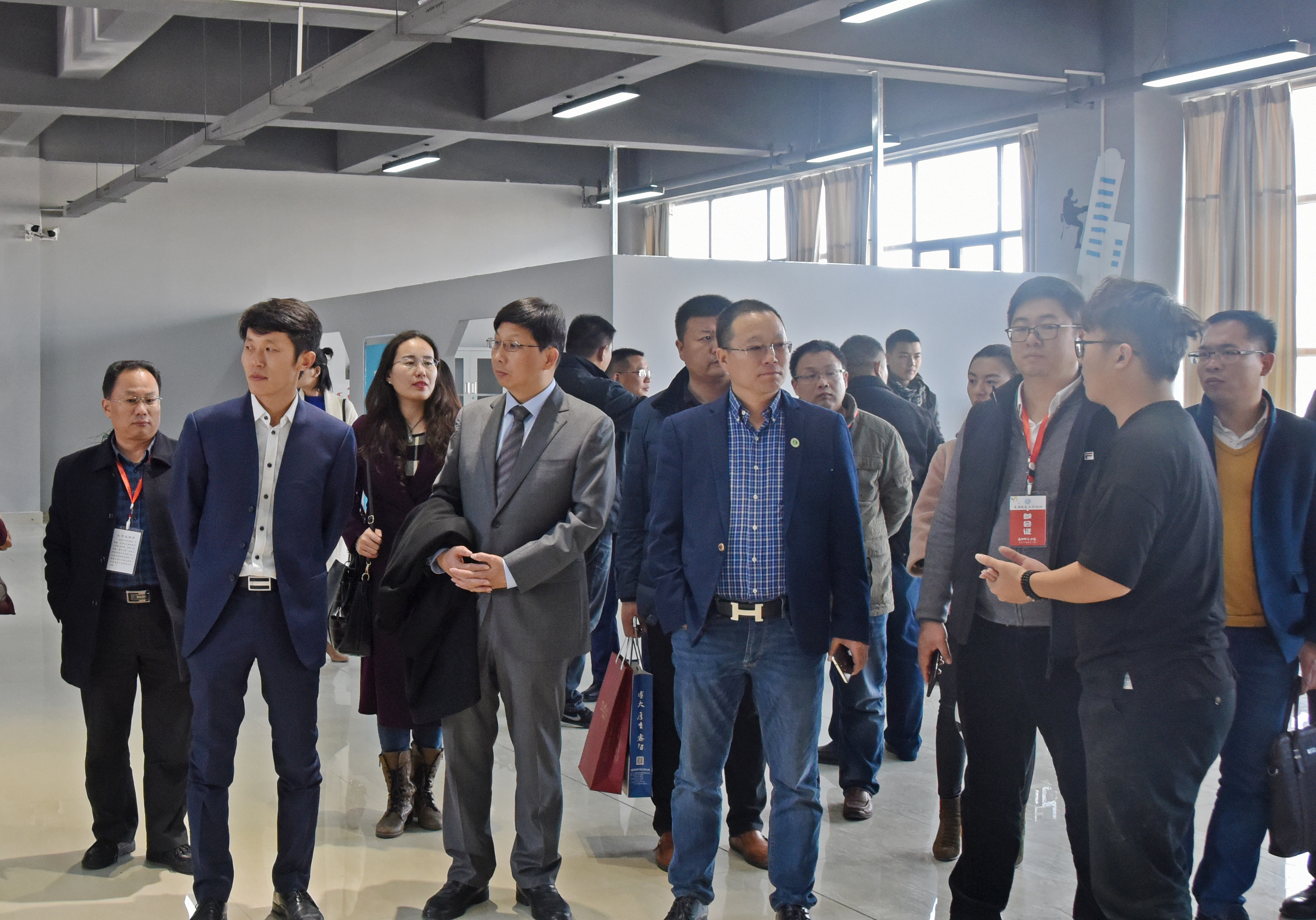 6与会代表参观大学生就业创业中心.JPG