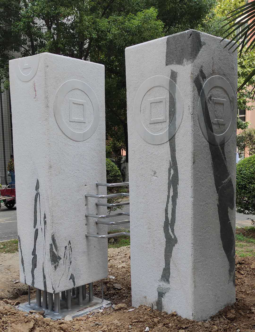 新葡的京官网教师周子强雕塑作品入选南阳市财政局环境雕塑设计.jpg