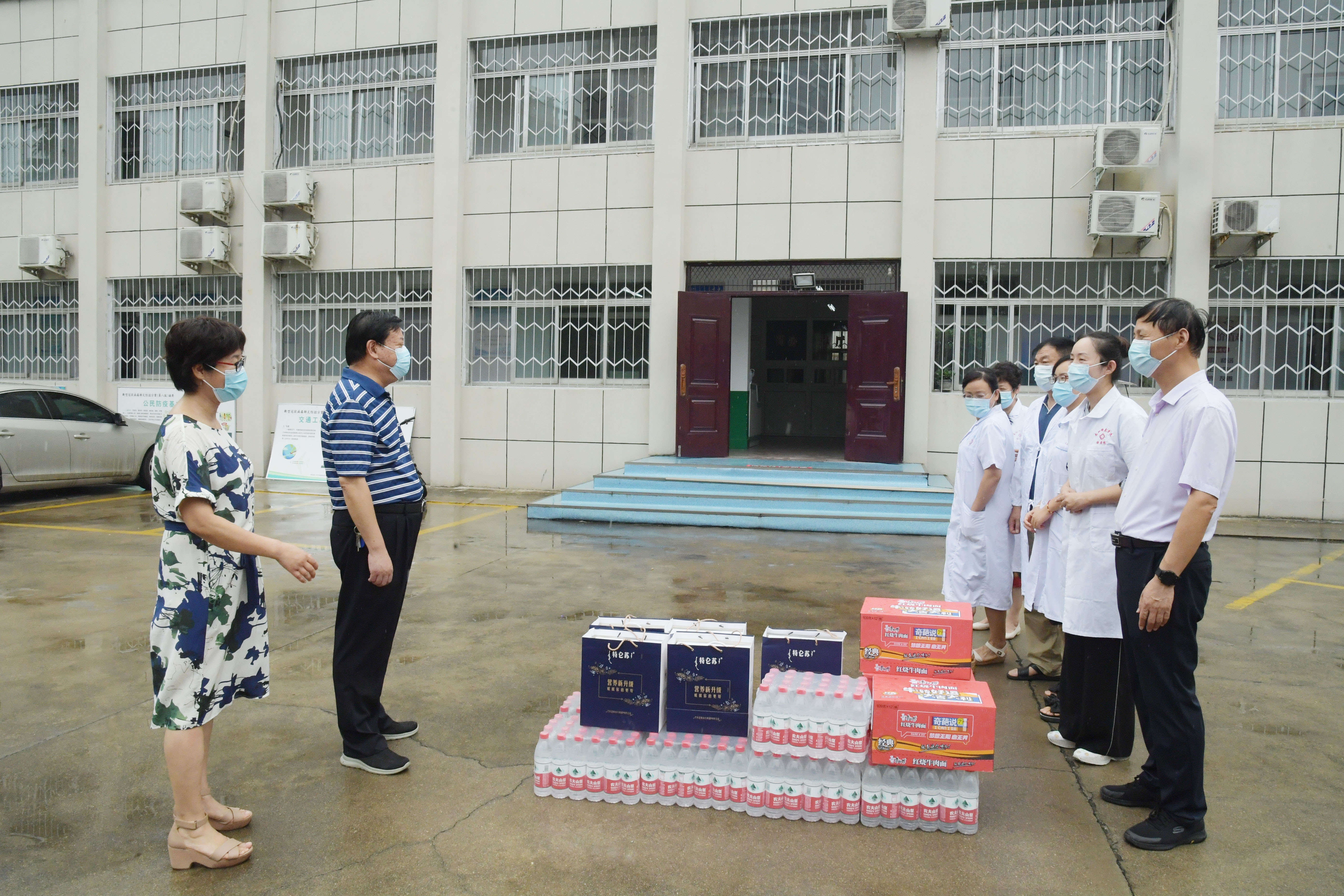 4校领导看望慰问疫情防控一线工作人员.JPG