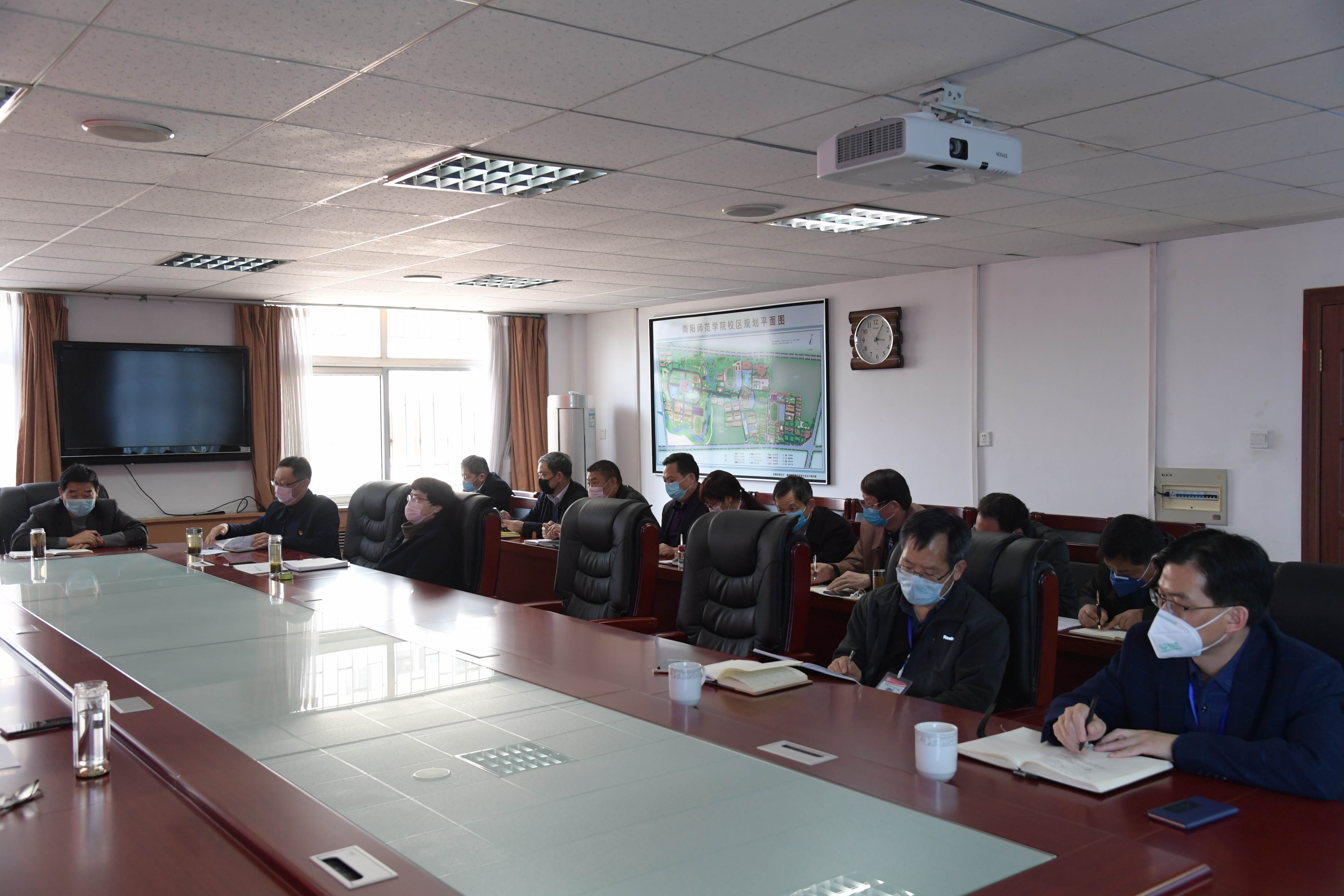 6学校疫情防控工作领导小组召开专题会议.jpg