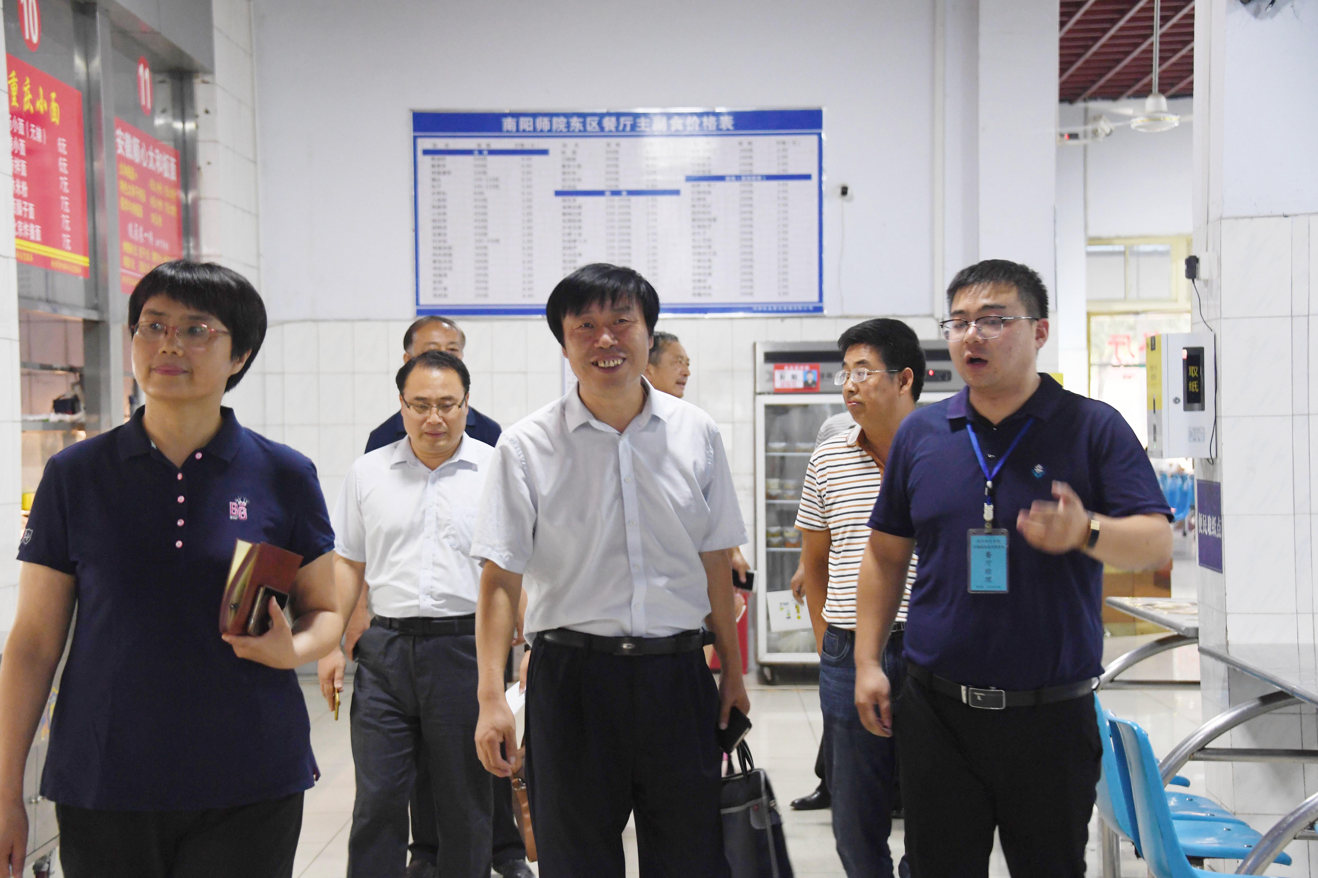 3校领导到学生餐厅实地走访.jpg