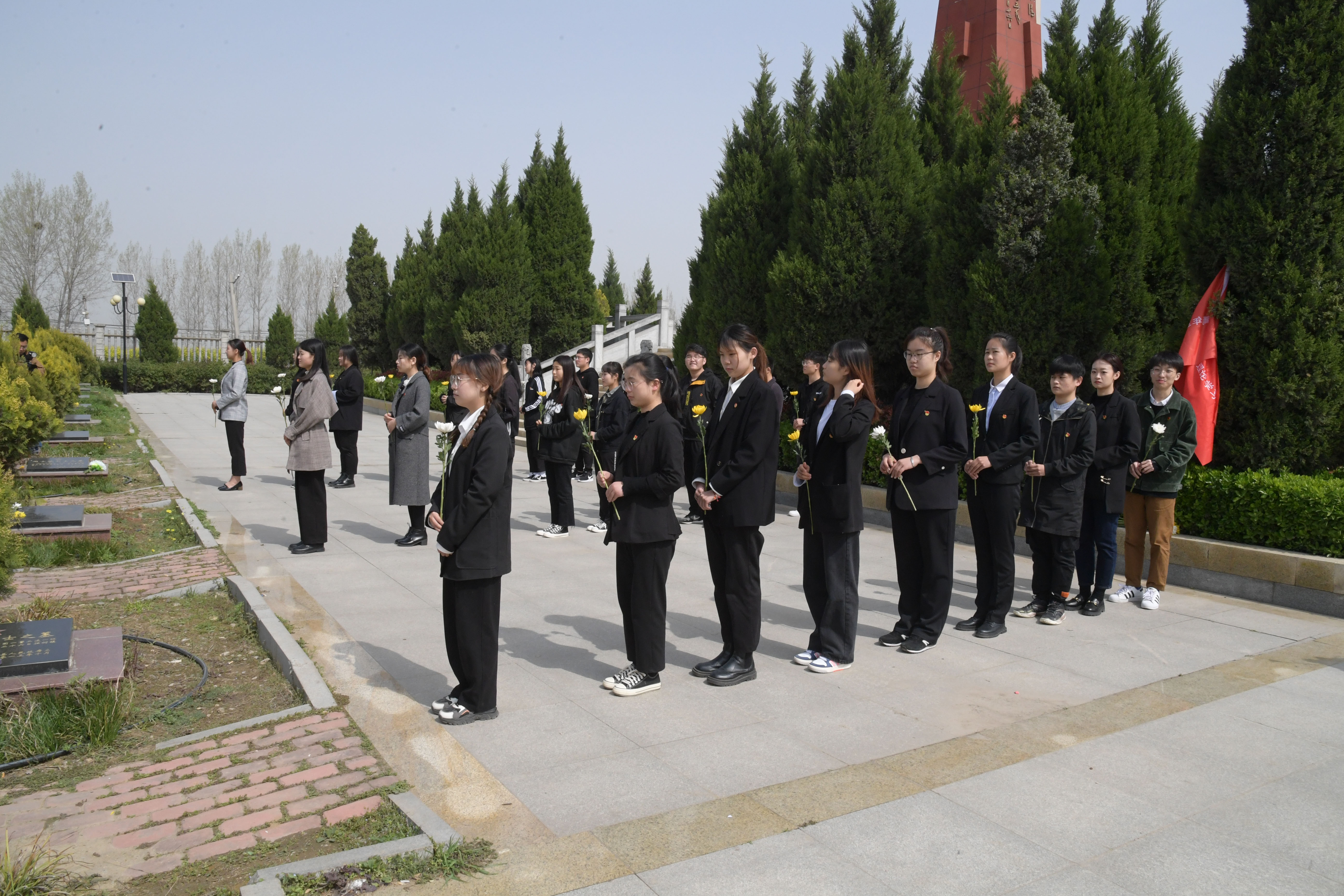 3全体师生在烈士墓前肃立默哀、敬献鲜花.jpg