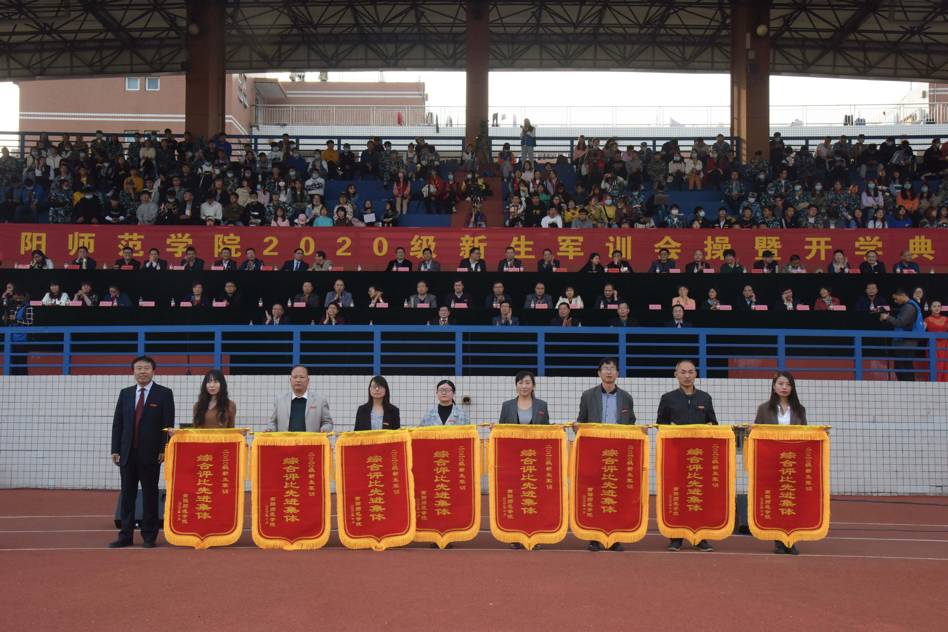 10校党委副书记邵书峰向荣获军训综合评比先进集体颁发锦旗.jpg