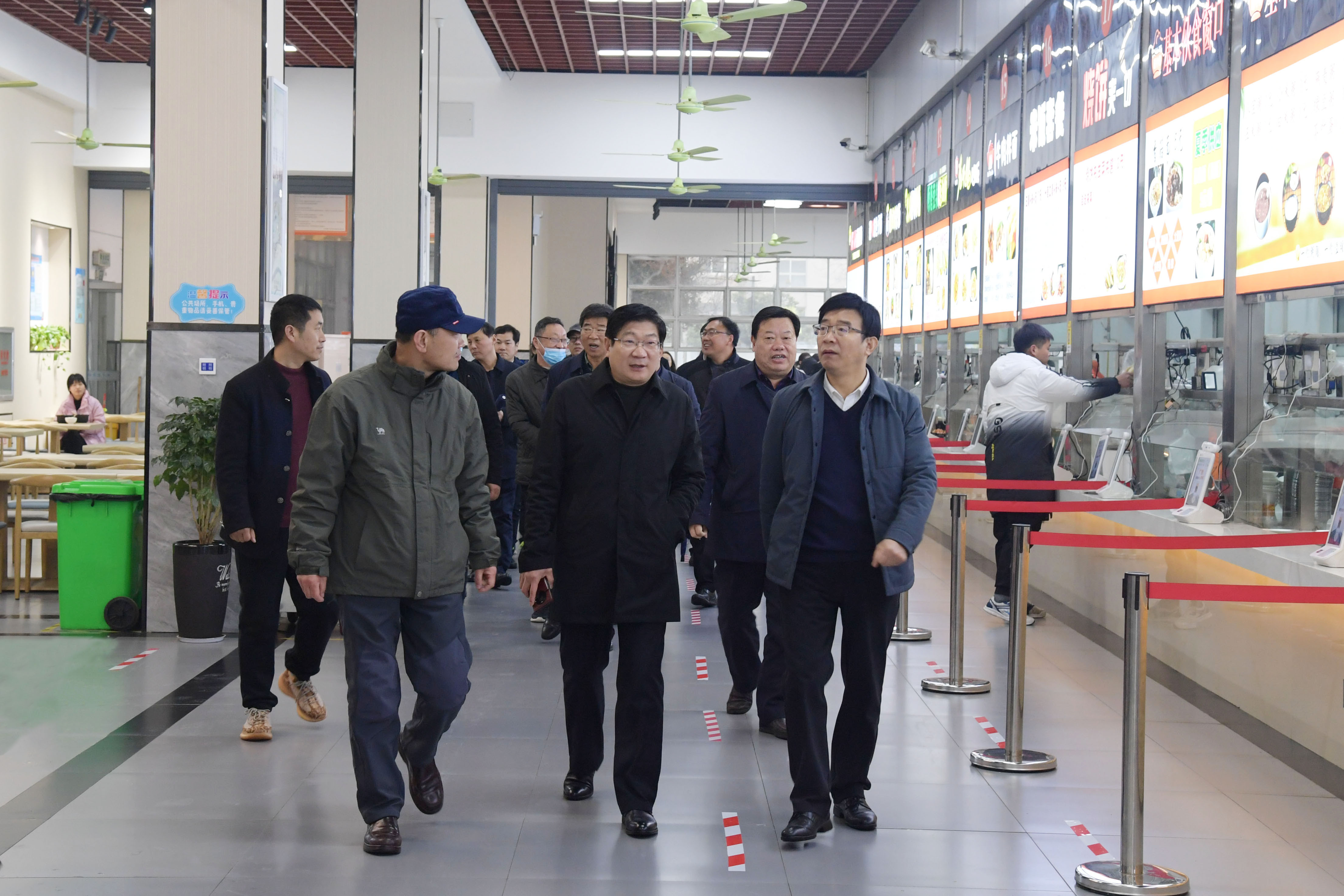 4校领导实地查看中区餐厅.JPG