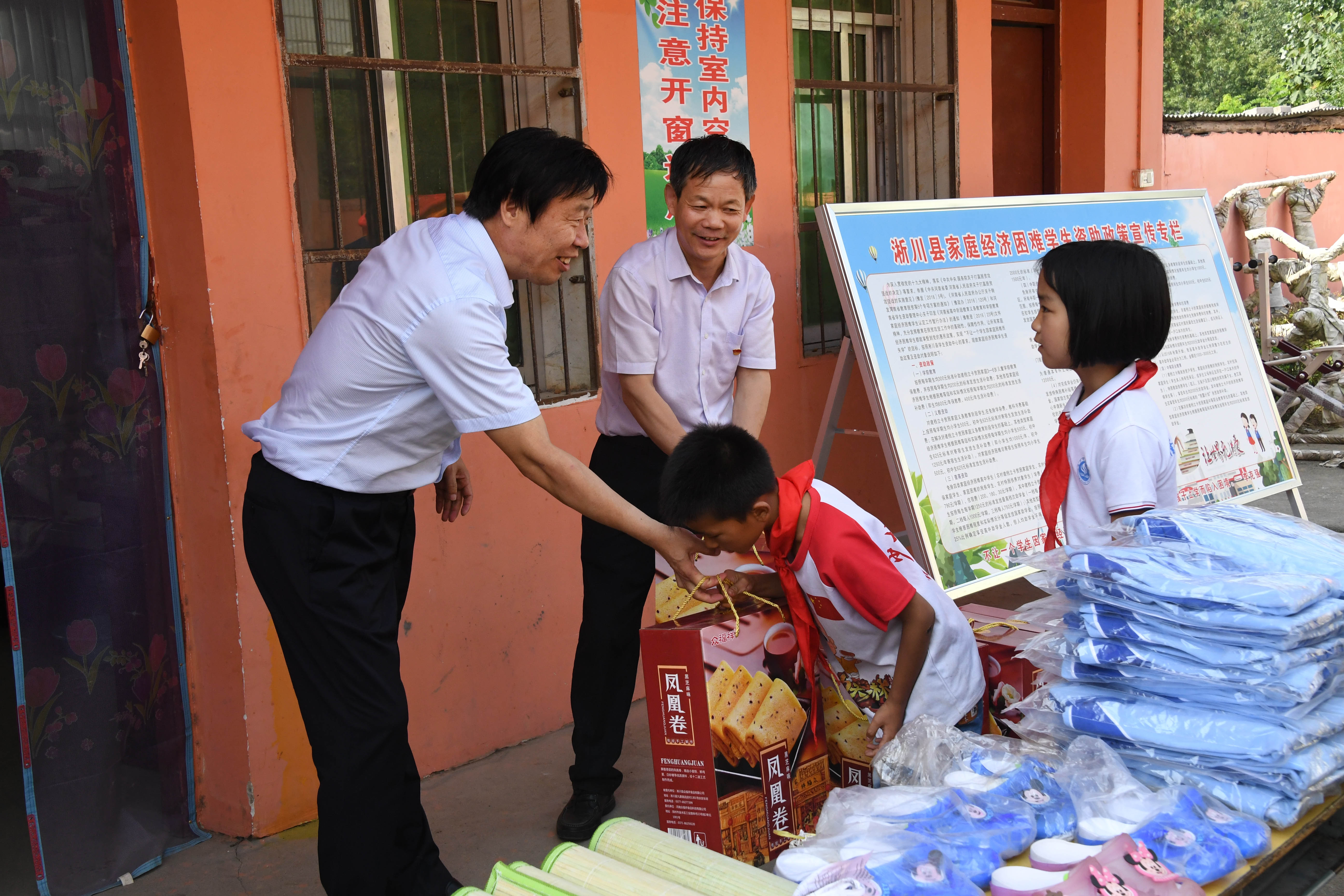 学校为老沟村小学捐赠校服、糕点、营养餐款项等.JPG