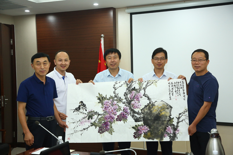 12.周口校友会向郑州校友会赠送画作.jpg