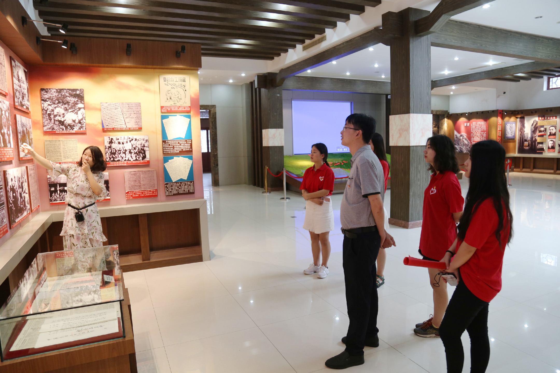 国际教育学院红色筑梦之旅社会实践服务队赴革命老区桐柏县平氏镇以“追寻红色足迹，永葆爱党情怀”为主题开展社会实践服务活动 .jpg