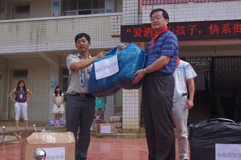 新葡的京官网代表向当地学校捐赠物品.jpg