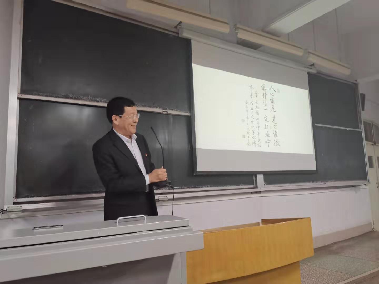 3.新闻与传播学院举办理想信念报告会3.jpg