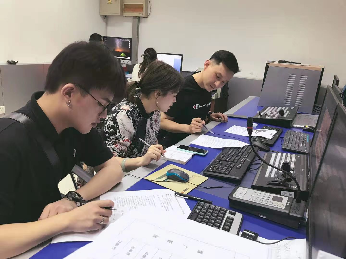 2新葡的京官网新闻与传播学院白月老师在直播间.jpg