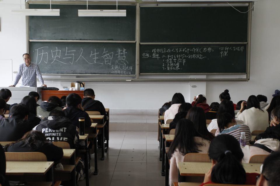 1.经济与管理学院举办理想信念报告会2.jpg