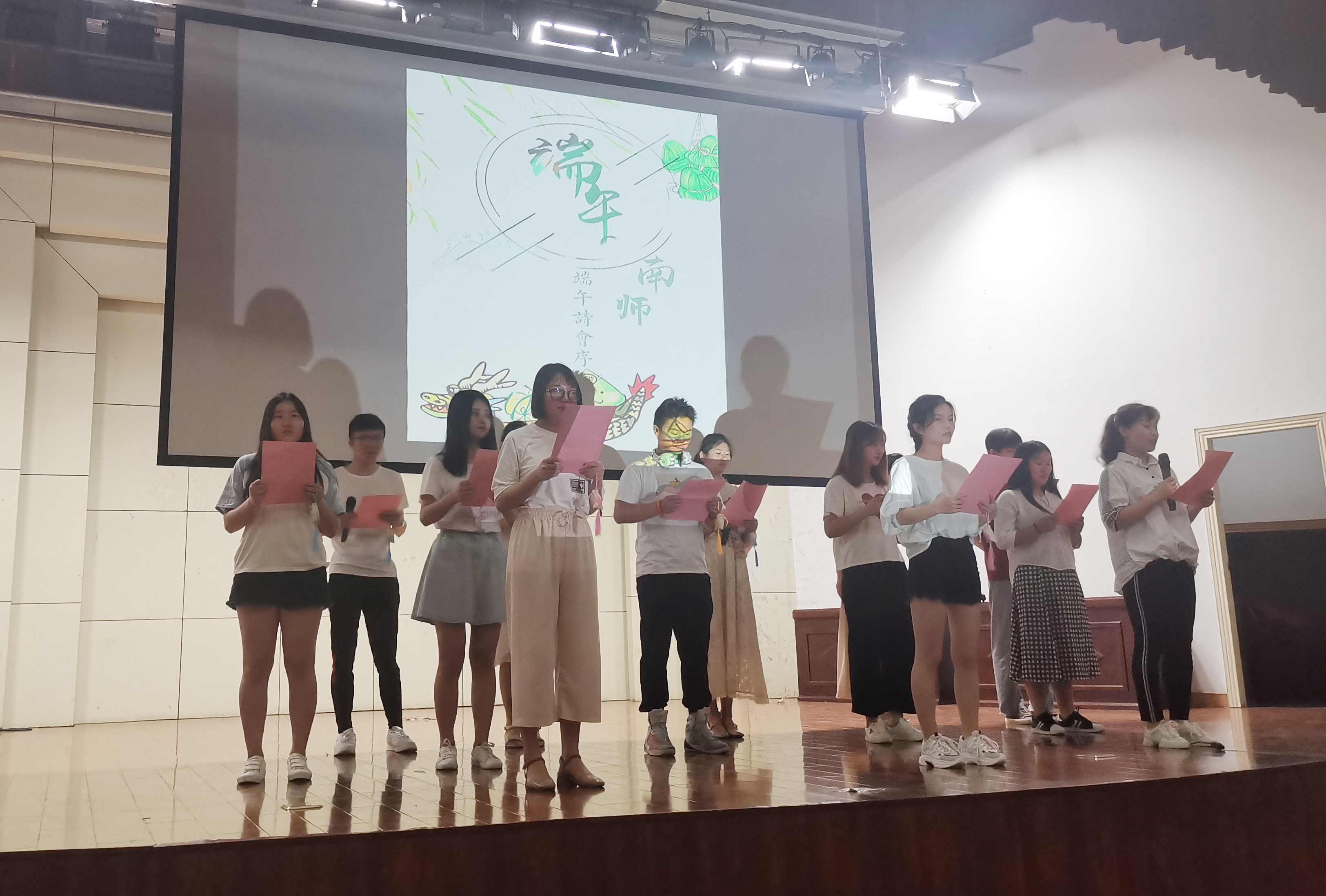 新葡的京官网大学生记者团举行2019端午诗会 .jpg