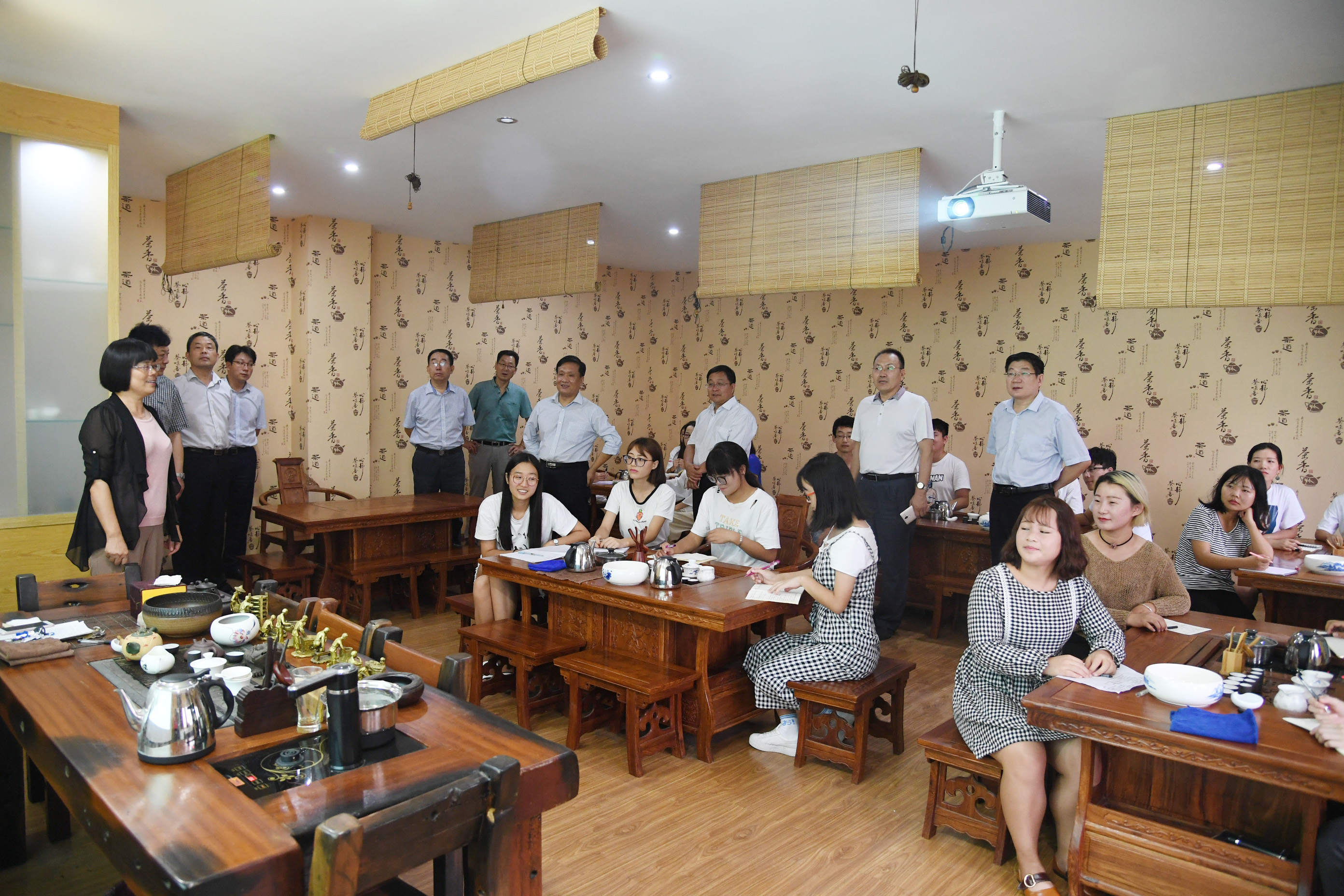 8专家组实地考察环旅学院茶艺吧.JPG