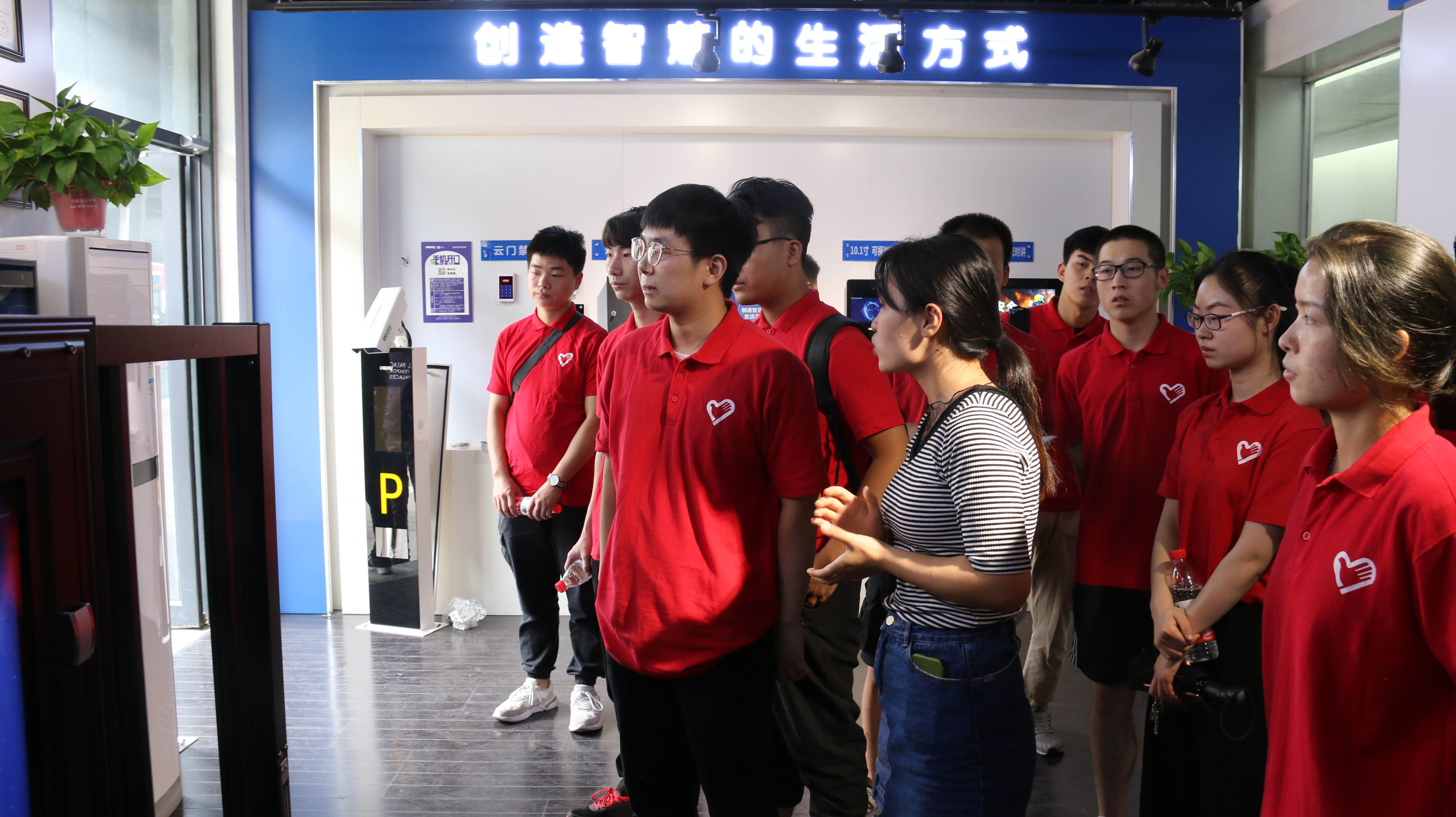 经济与管理学院调研团进行实地考察.JPG