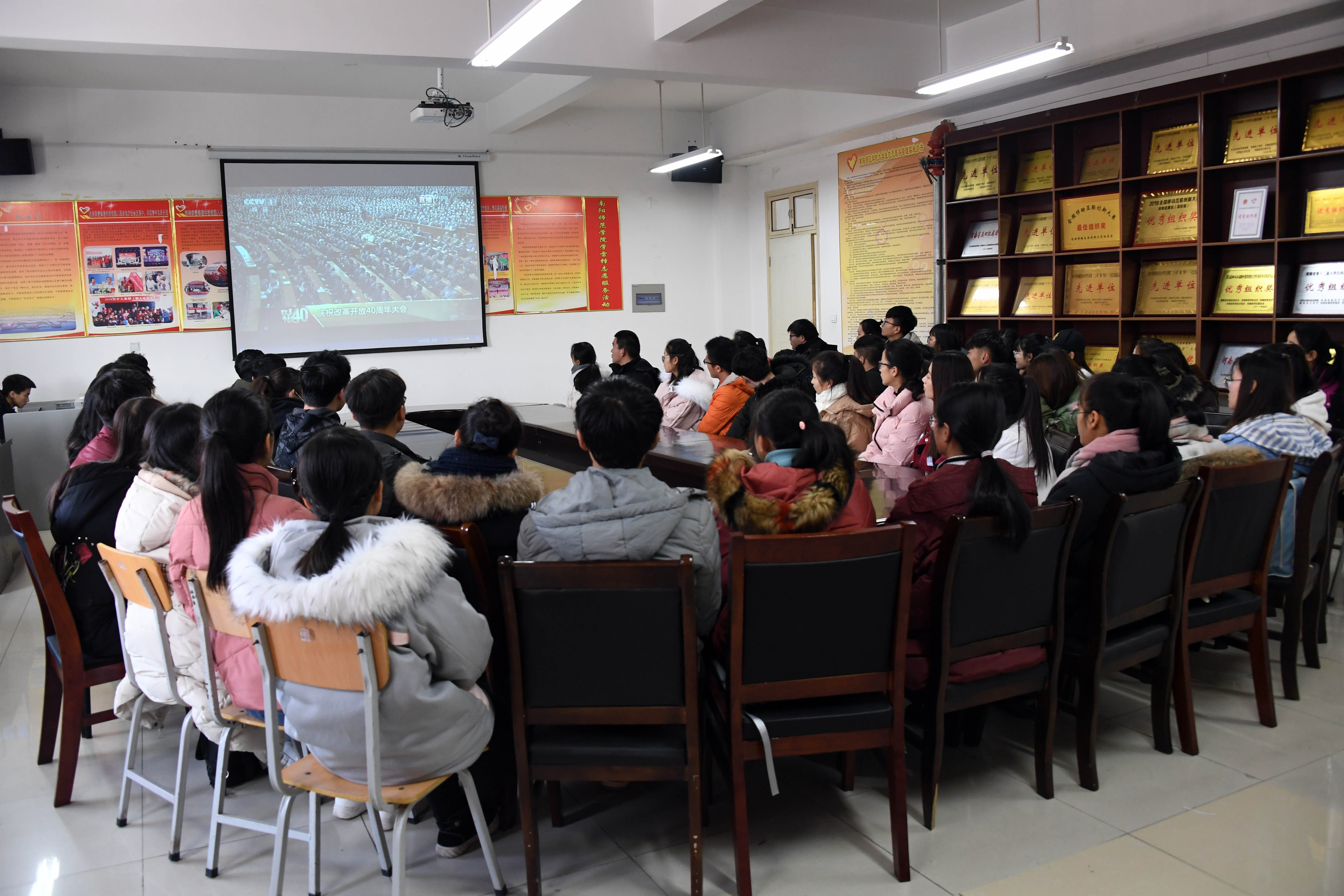 9校团委组织师生观看纪念改革开放40周年大会直播.JPG