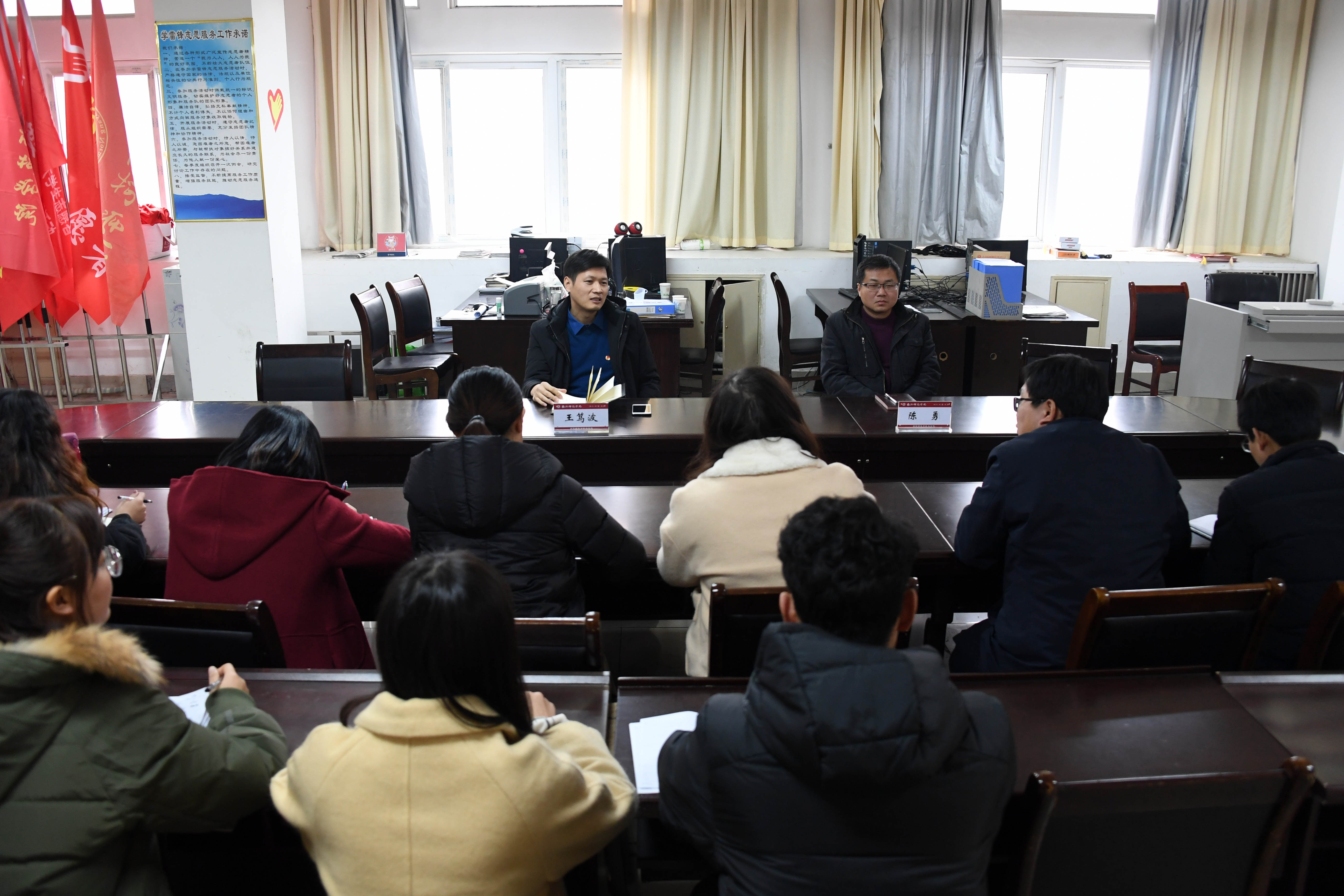 4王笃波和陈勇在新葡的京官网志愿者工作站与部分学院团委书记和“十佳团支部”“十佳团支书”代表进行座谈.JPG