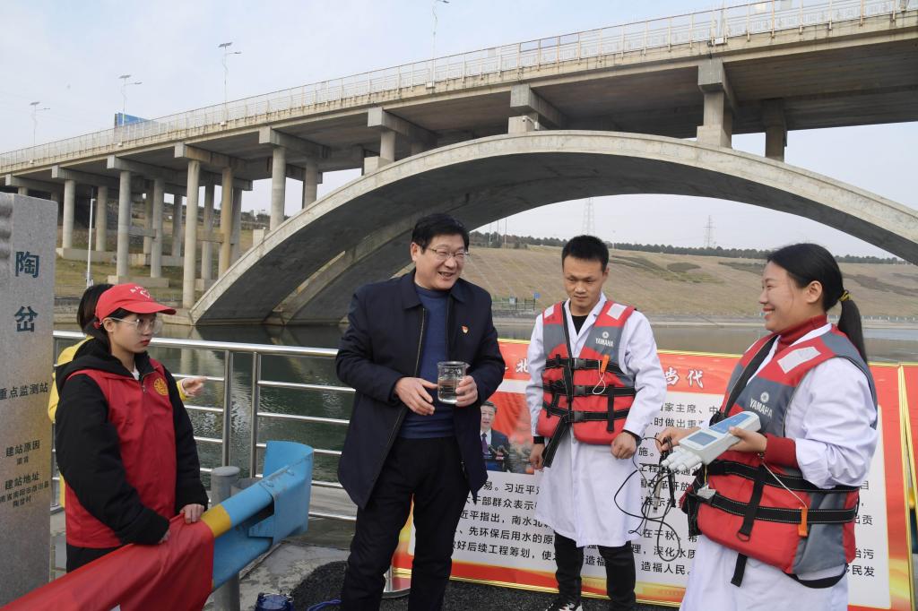 2350vip8888新葡的京集团党委书记卢志文在南水北调渠首水质监测站点与监测人员交流.jpg
