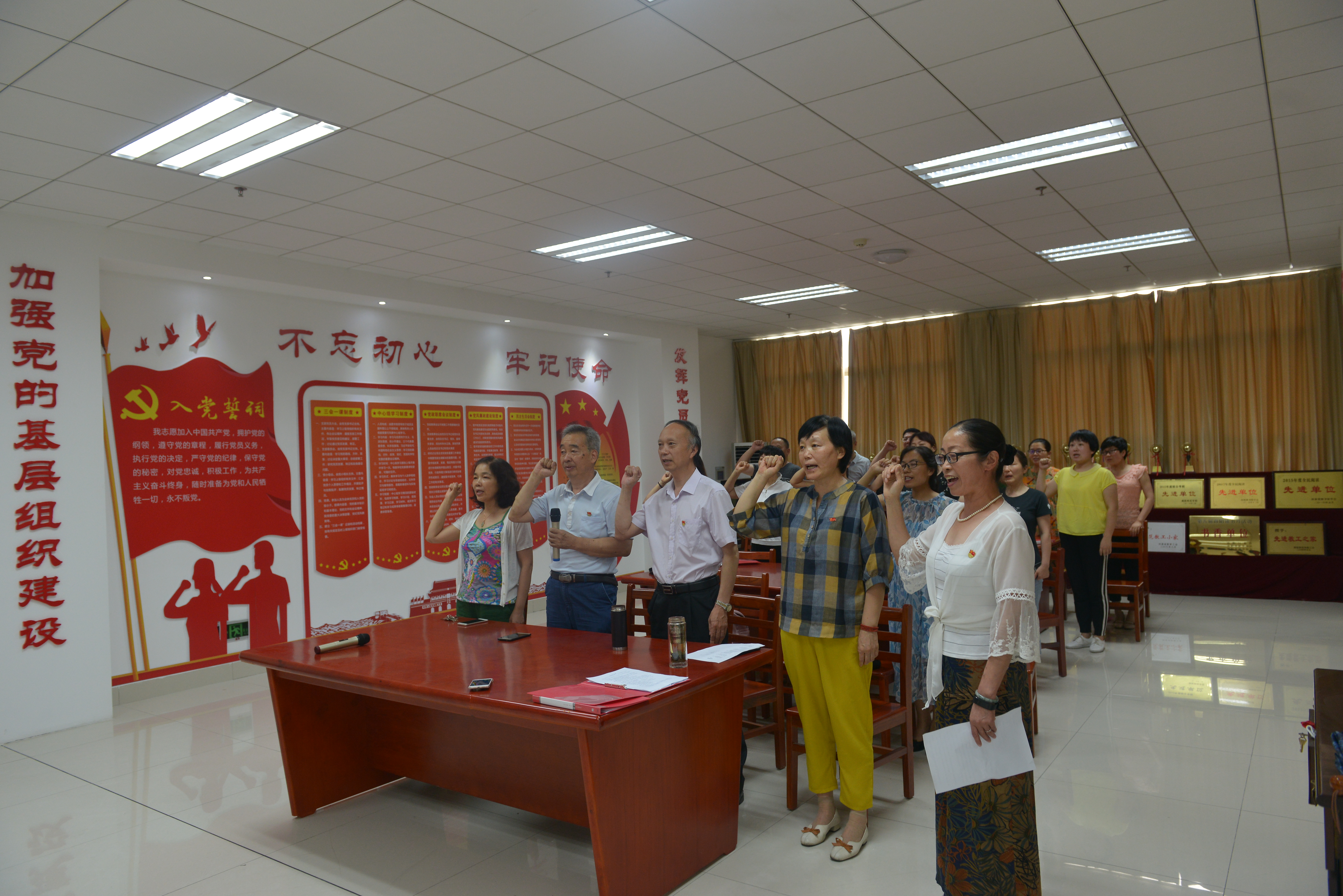 350vip8888新葡的京集团图书馆开展庆祝建党98周年主题党日活动.jpg