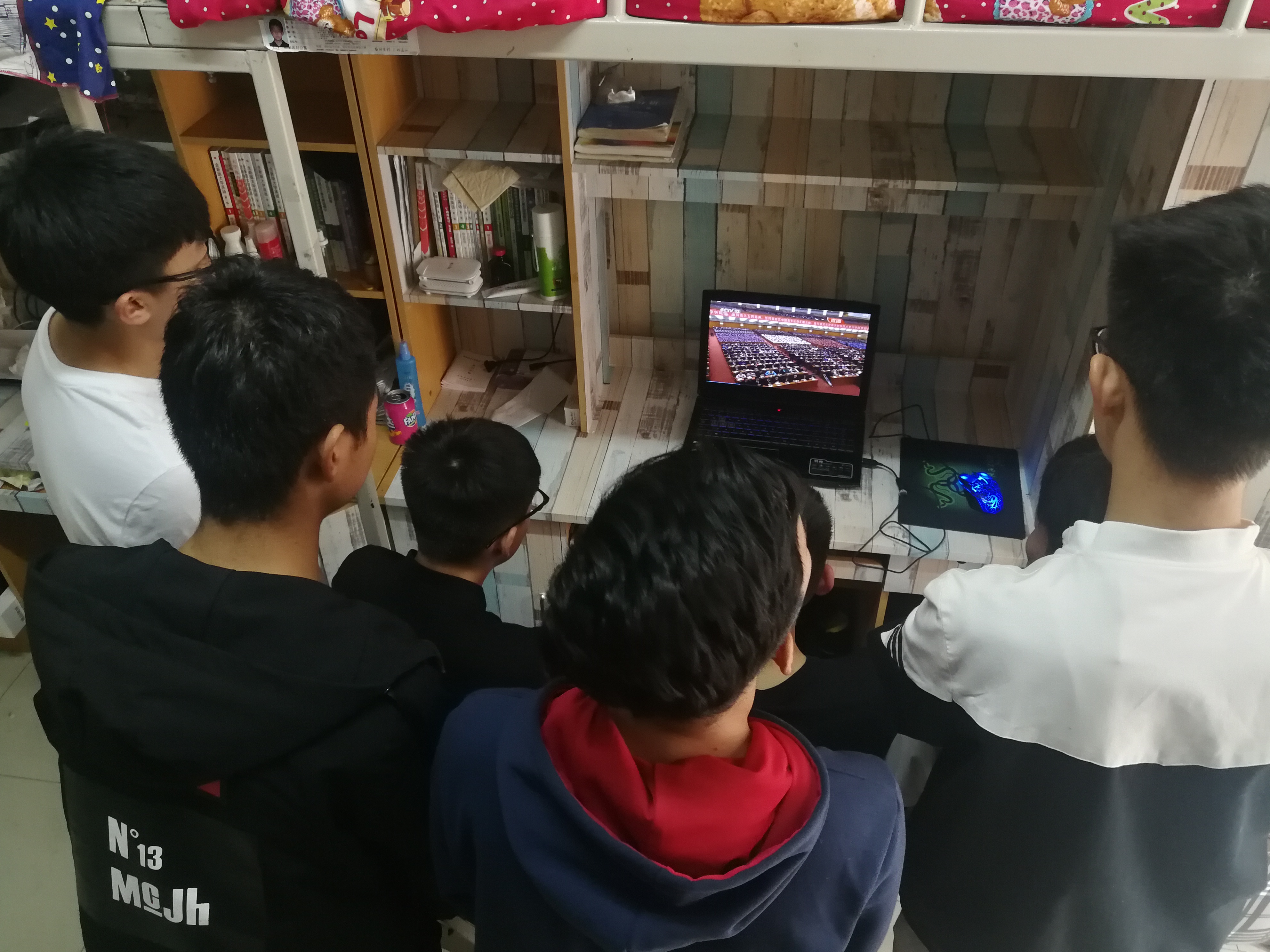 6数学与统计学院学生在宿舍观看直播.jpg