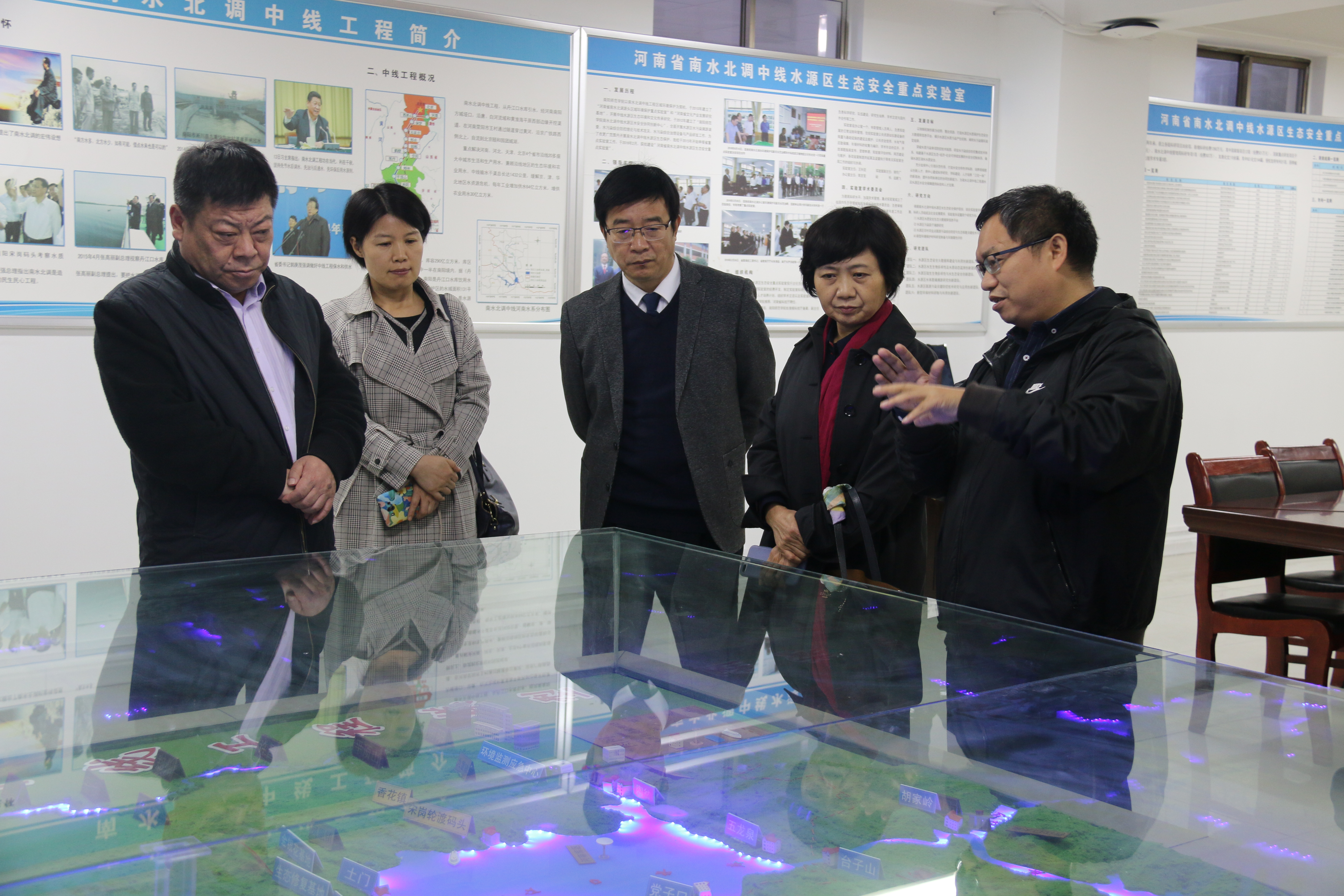 4350vip8888新葡的京集团校长张宝锋陪同专家调研学校南水北调中线水源区水安全协同创新中心.JPG