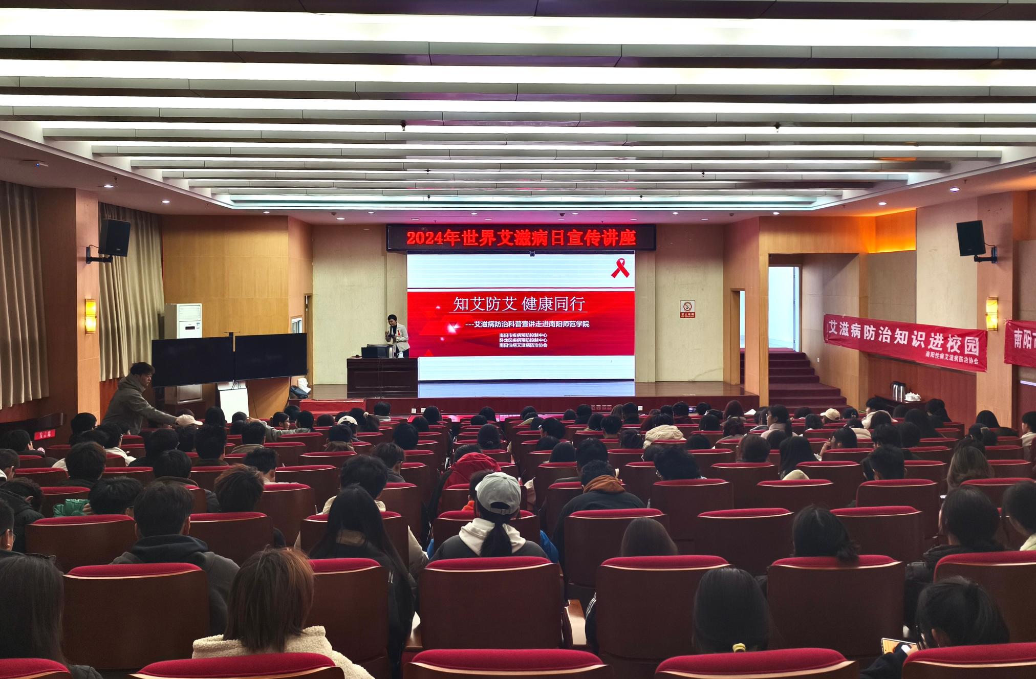 讲座现场1.jpg