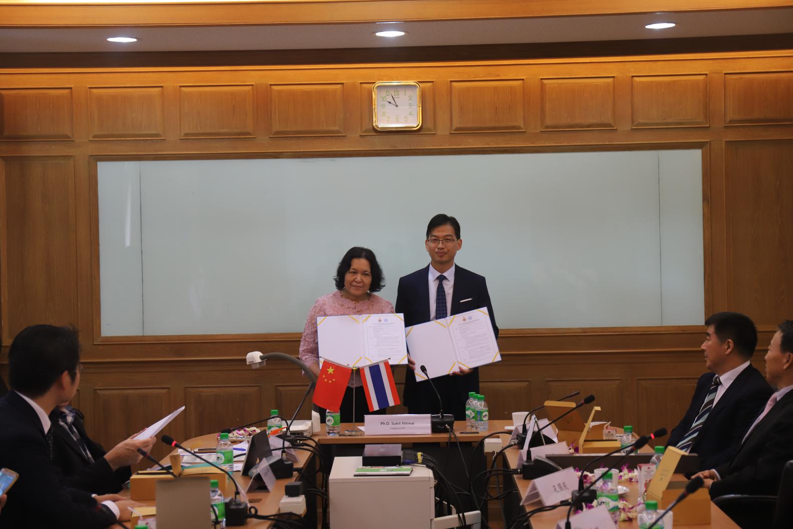 4副校长孔国庆与曼谷皇家理工大学校长助理普拉塔娜交换项目落地备忘录.jpg