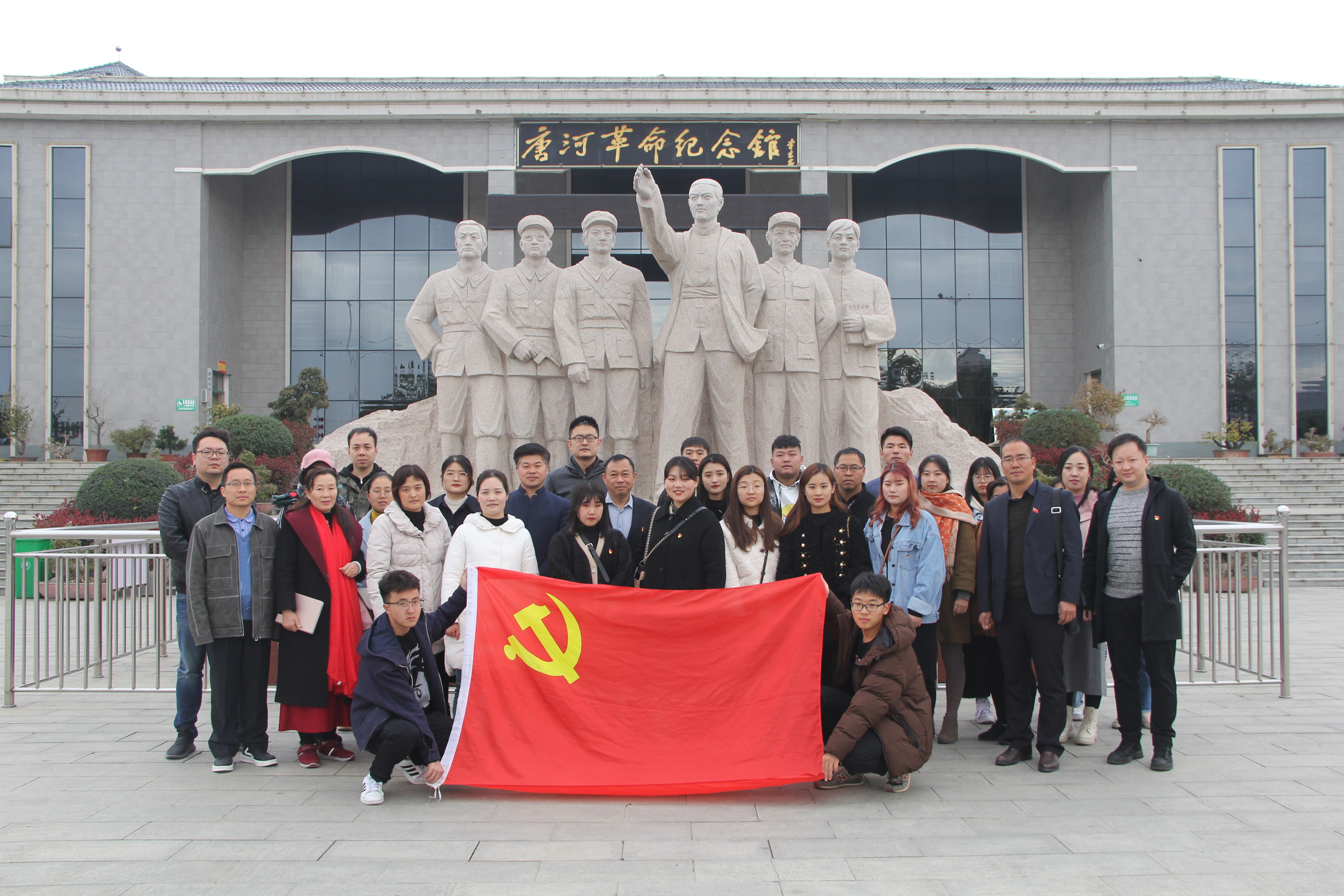 软件学院师生党支部赴唐河开展“传承红色基因，牢记初心使命”主题党日活动 (2).JPG