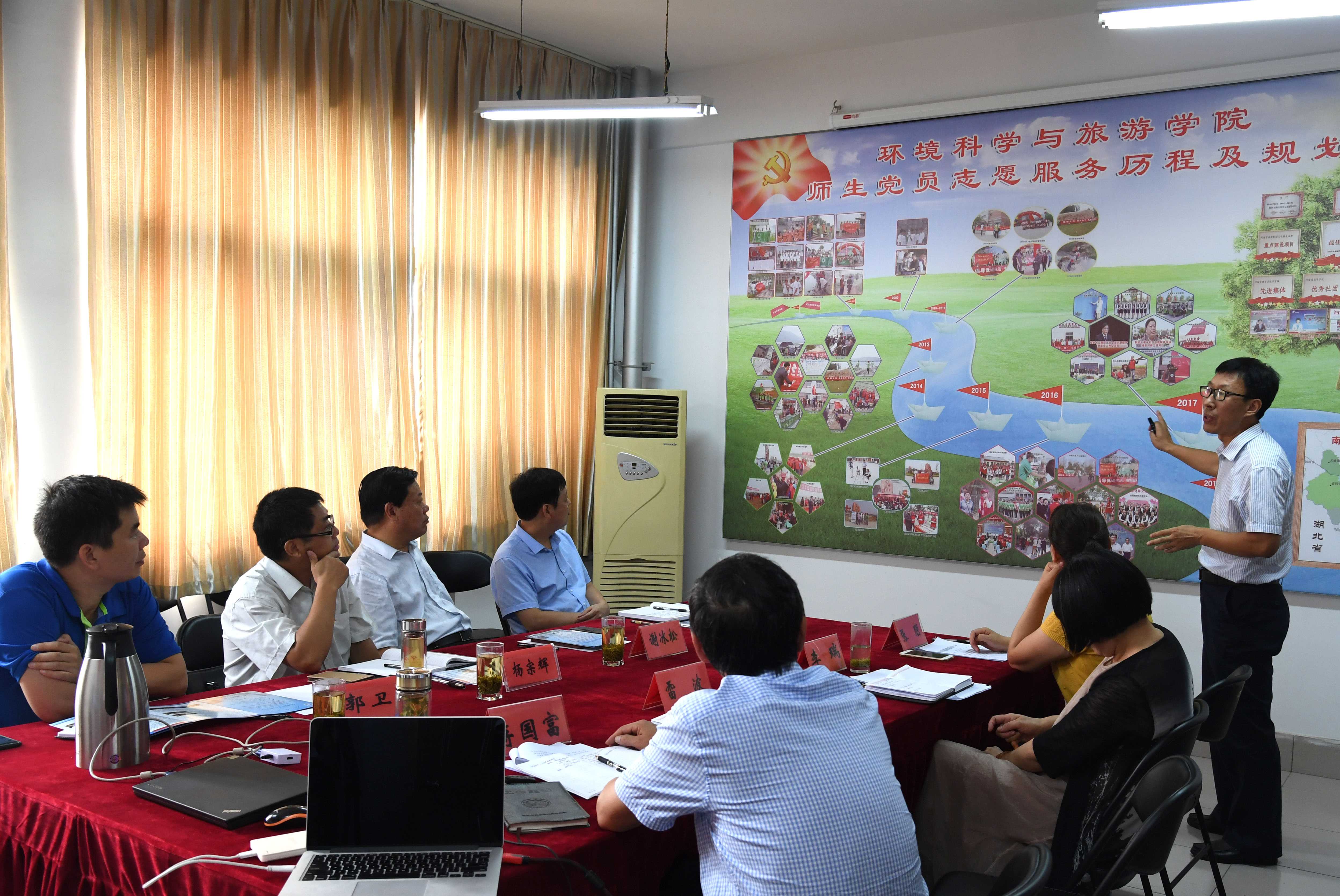 3调研组在环境科学与旅游学院调研.JPG