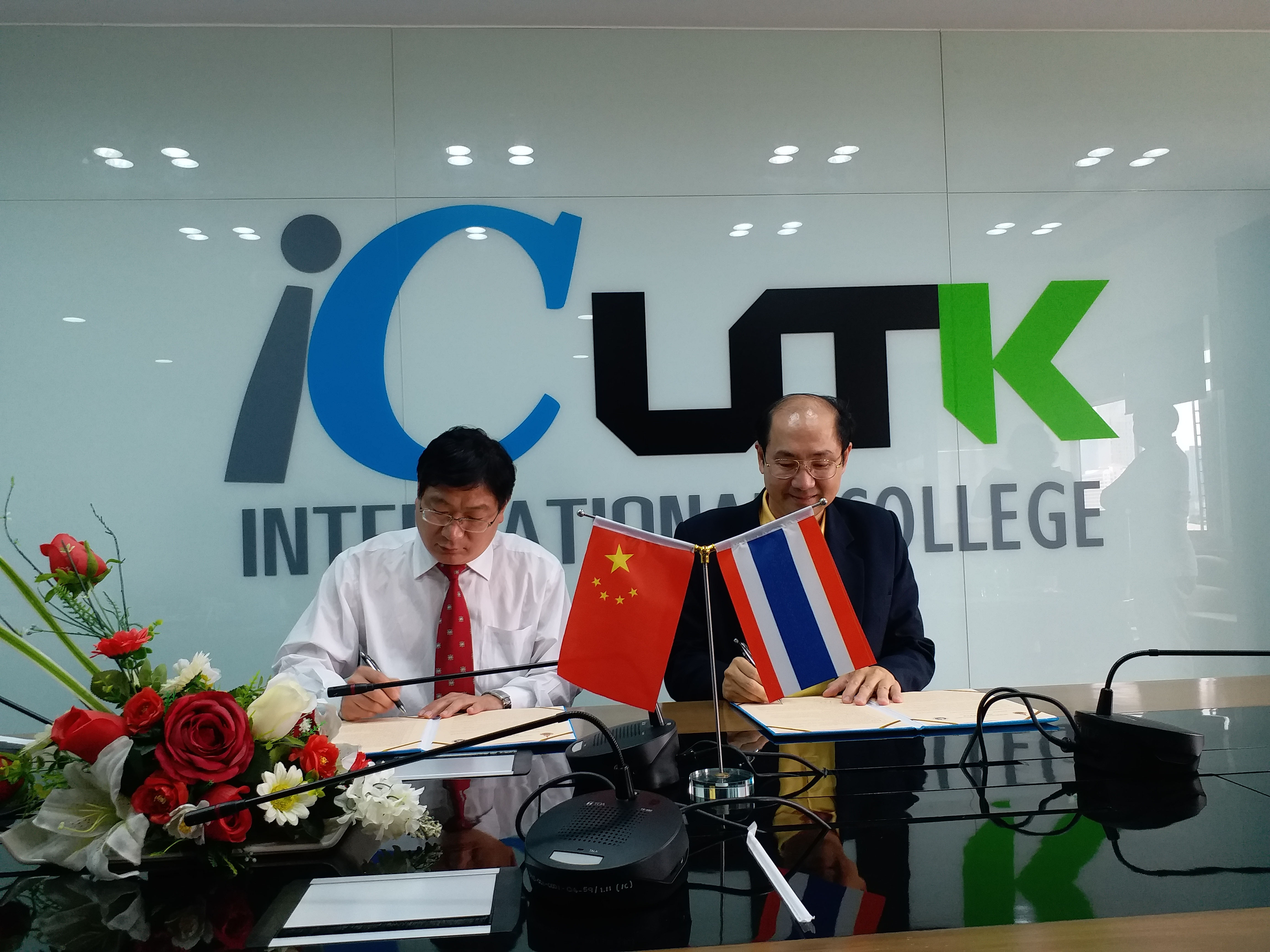 3卢志文校长与泰国皇家理工大学校长苏可提.尼提奈博士在协议上签字.jpg