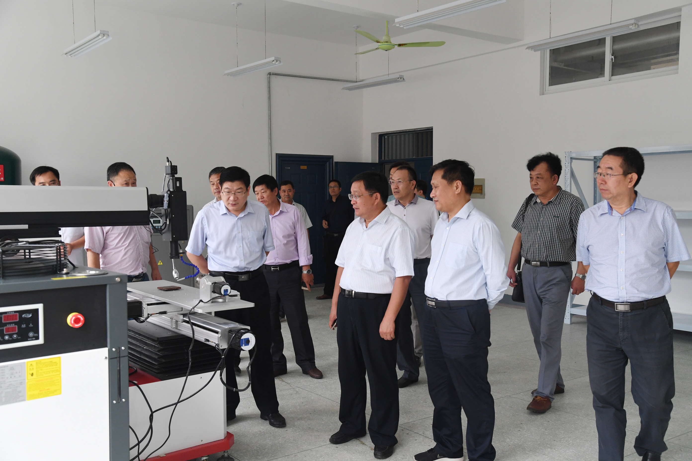 3专家组实地考察机电学院实训室.JPG