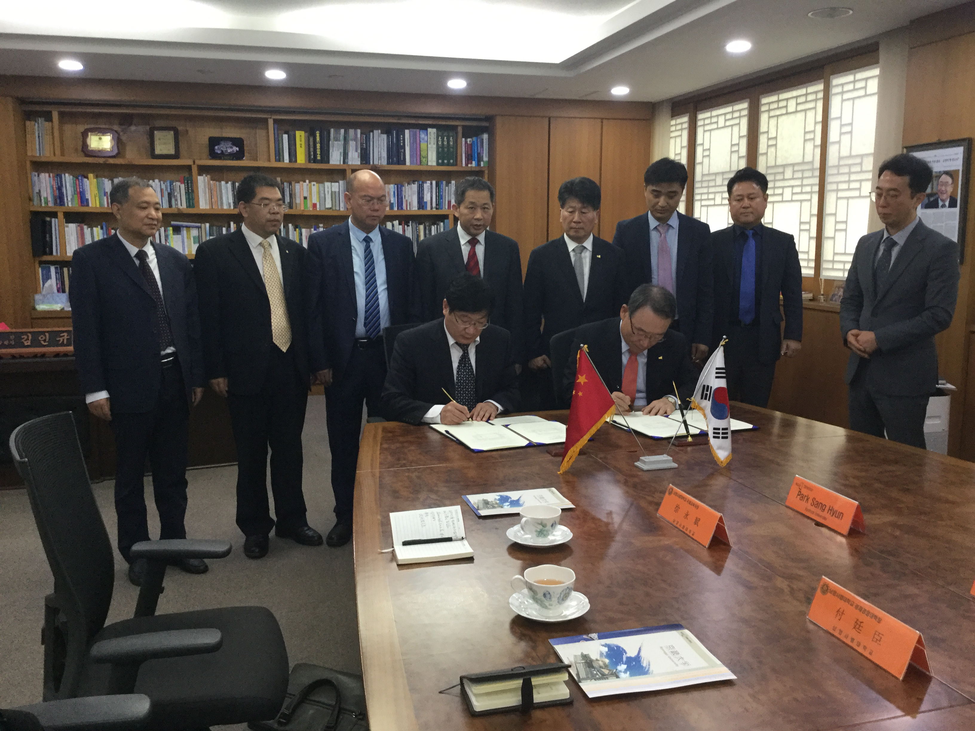 3与韩国京畿大学校长金仁圭签署合作协议书.jpg