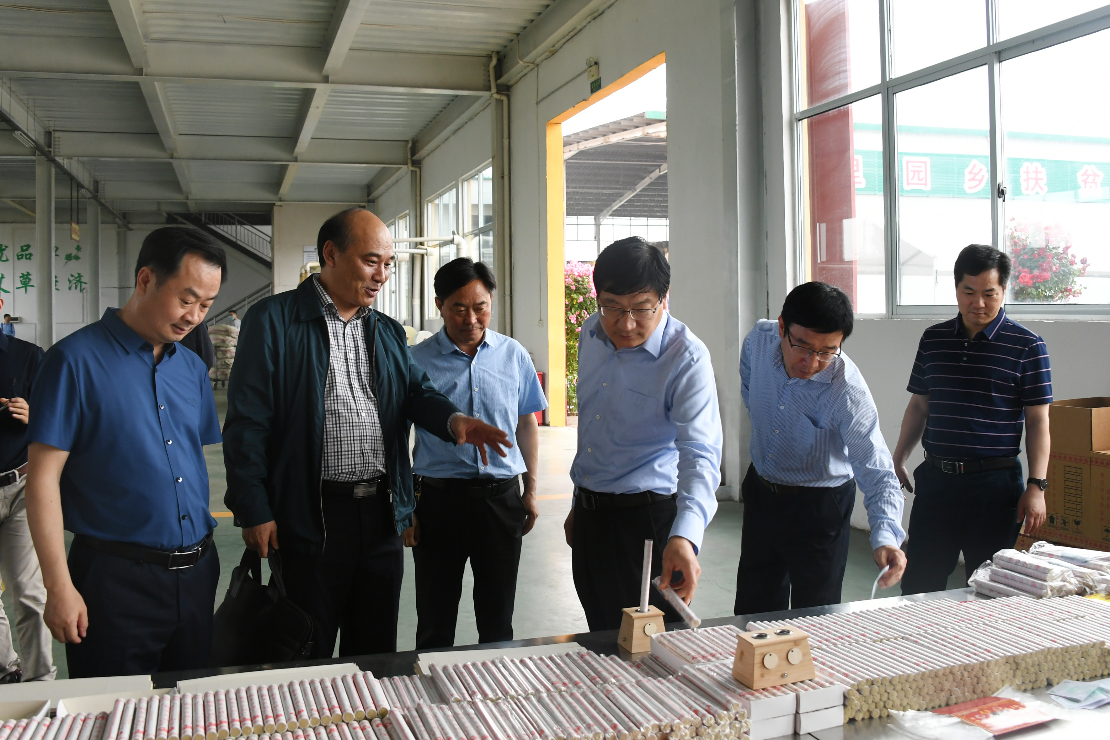 3校领导一行在南阳药益宝艾草制品有限公司.jpg