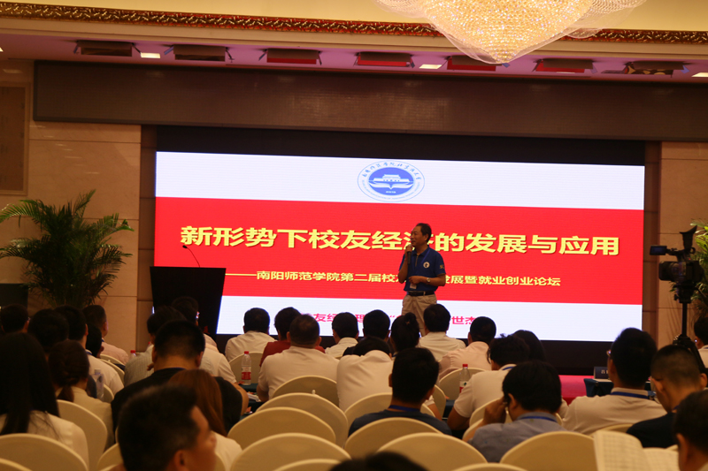 4.吕世杰教授作主题演讲.jpg