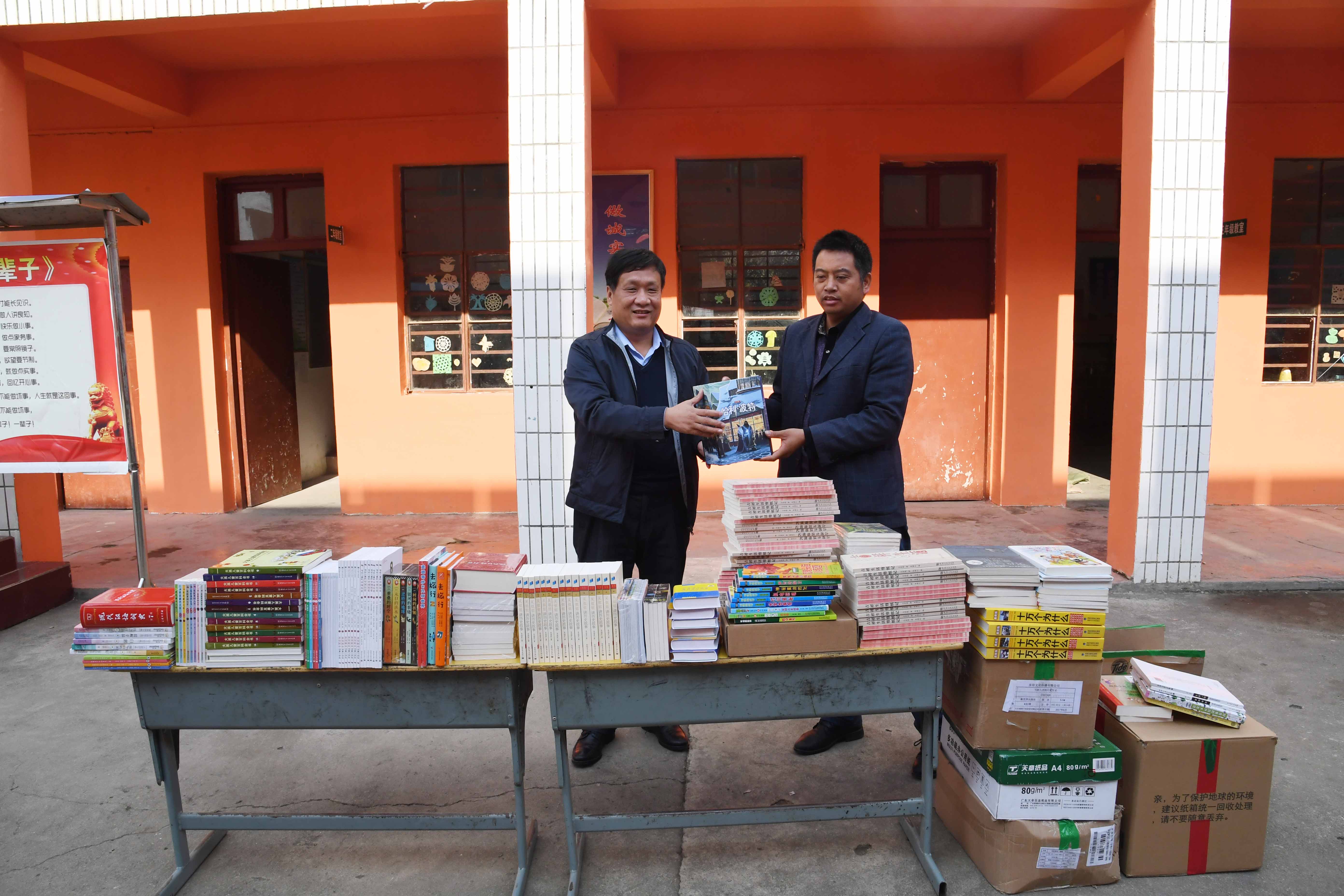 2向老沟村小学捐赠图书.jpg