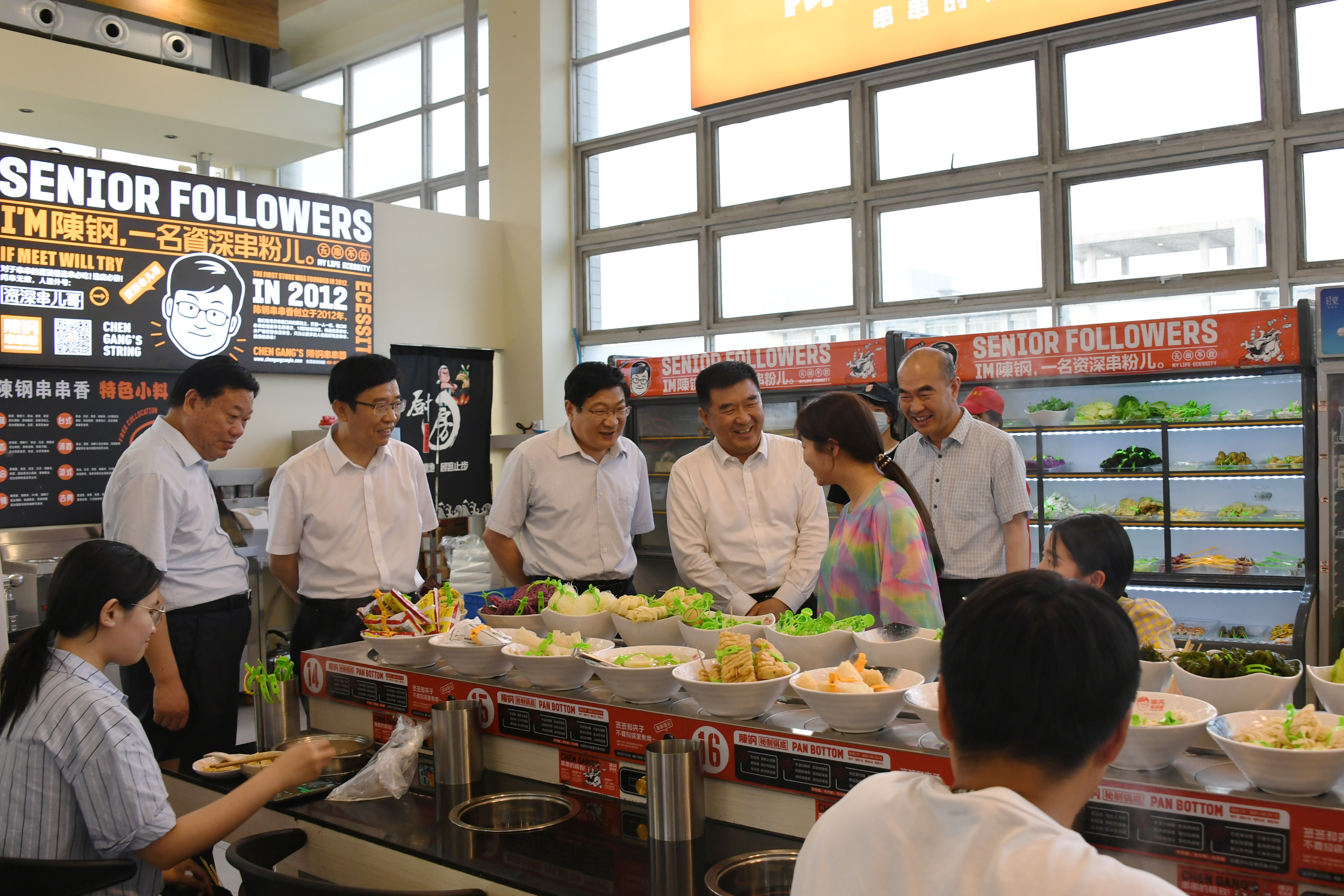 7.视察学生餐厅.jpg