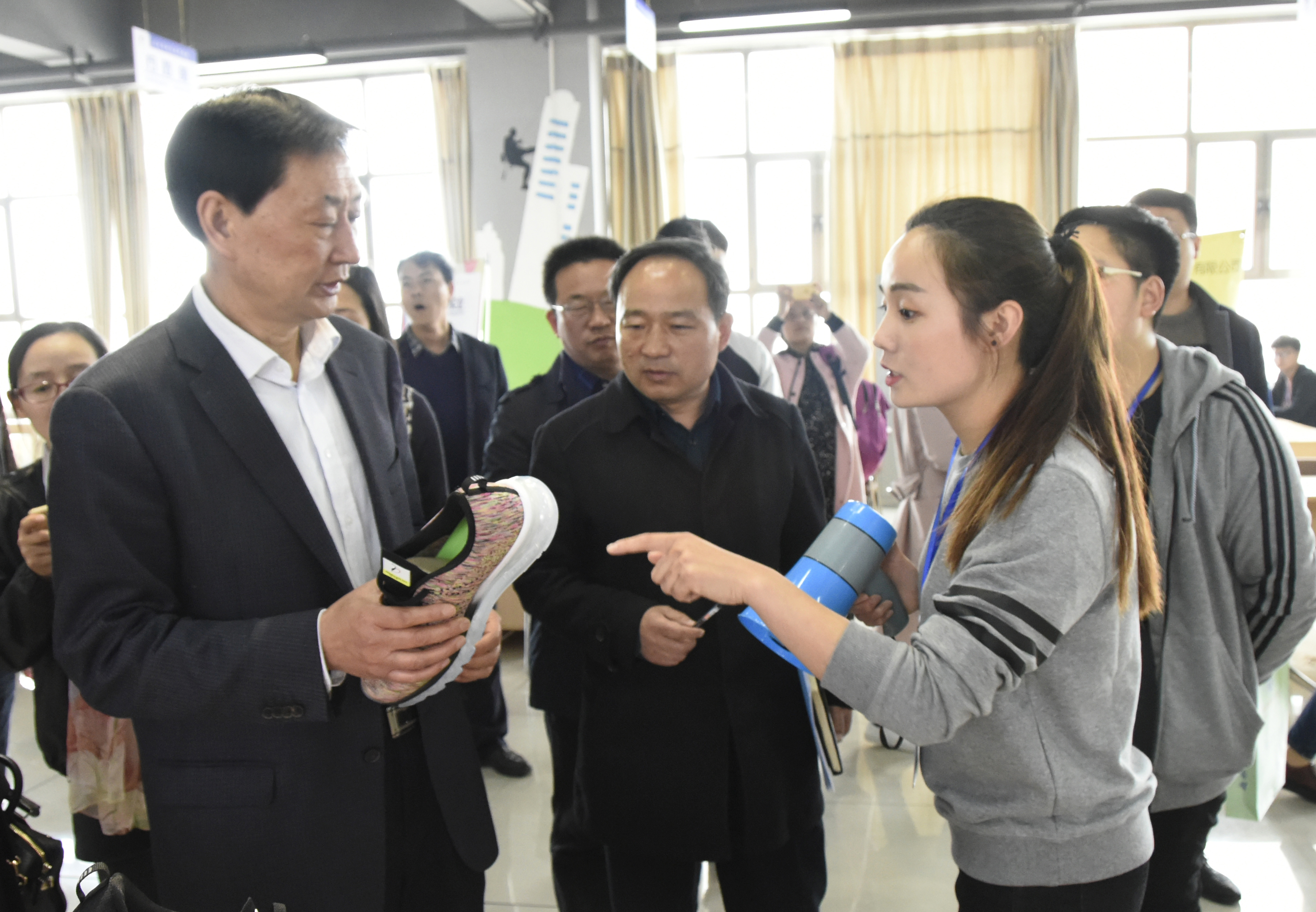 5与会代表到新葡的京官网就业指导与服务中心和创业孵化园参观学习.jpg